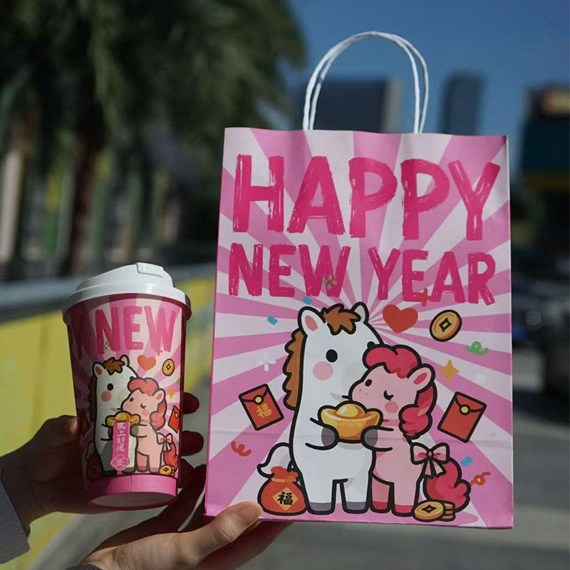 В преддверии Нового года наступает пик сезона подарочной упаковки! Наша новая серия бумажных стаканчиков и пакетов, посвященная Году Лошади, уже запущена в полном объеме и принимает заказы от наших партнеров. Мы искренне приглашаем вас присоединиться к нам и воспользоваться рыночными возможностями Нового года!