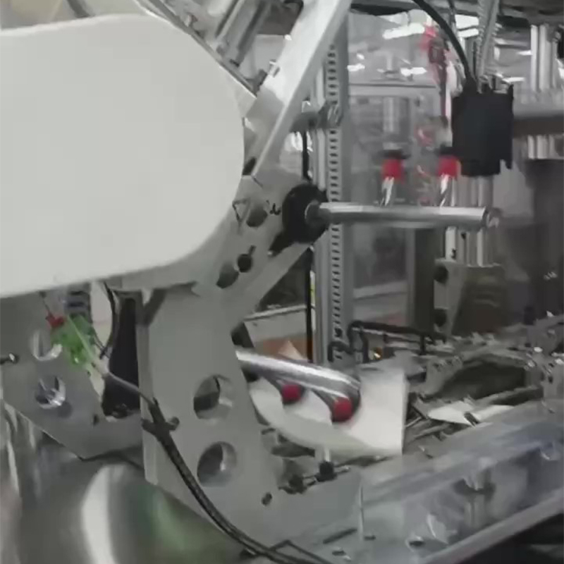 В цехе производственная линия работает на полной скорости: роботизированные манипуляторы точно перерабатывают чистую бумагу в прочные и долговечные бумажные стаканчики для горячих напитков.