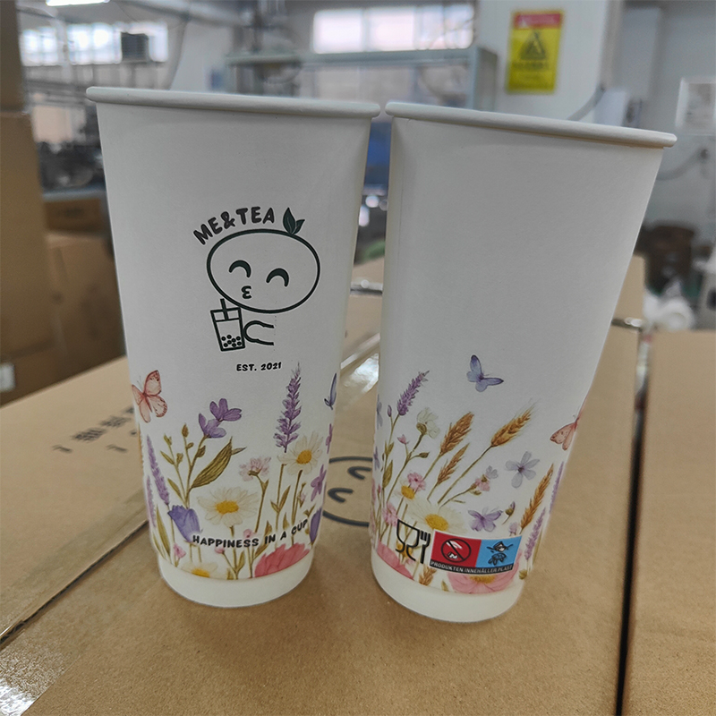 Наша линия по производству бумажных стаканчиков для горячих напитков работает на полной мощности, непрерывно производя высококачественные бумажные стаканчики.