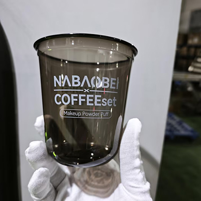 Совместная работа мастеров позволяет в полной мере раскрыть истинное мастерство, воплощенное в каждой чашке.