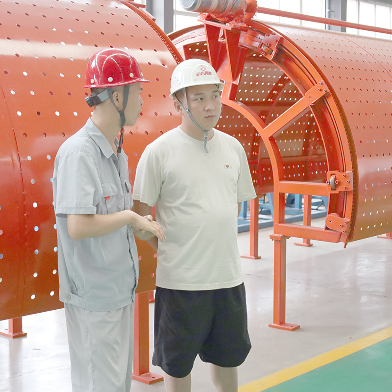 Адвокат Сюй Цзунцюань и вице-президент Синьцзян-Илийской торгово-промышленной палаты Чуаньюй Сюй Бо и его делегация посетили индустриальный парк электрооборудования ООО Чунцин Южные Огнеупорные Кабели и Провода.