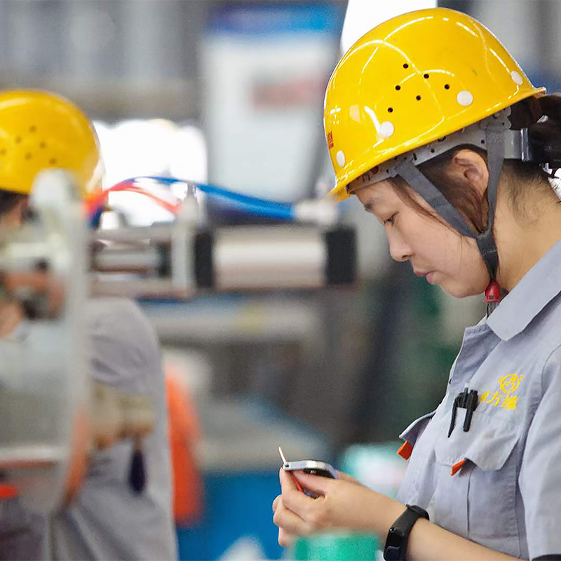 В условиях продолжительной жары ООО Чунцин Южные Огнеупорные Кабели и Провода принимает комплексные меры, чтобы «бороться с жарой и обеспечить производство».