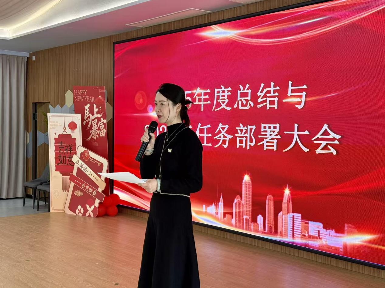 Г-жа Сюй Бяо, управляющий директор компании Senlan Security, выступила перед собравшимися.