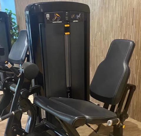 Тренажер для разгибания ног: точное усиление квадрицепсов