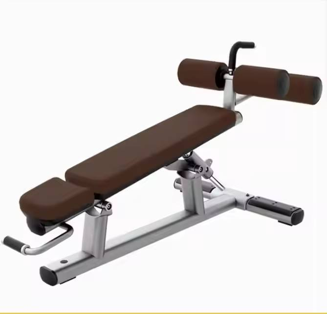Тренажёр с регулируемой скамьёй: многоугловая поддержка для комплексных тренировок