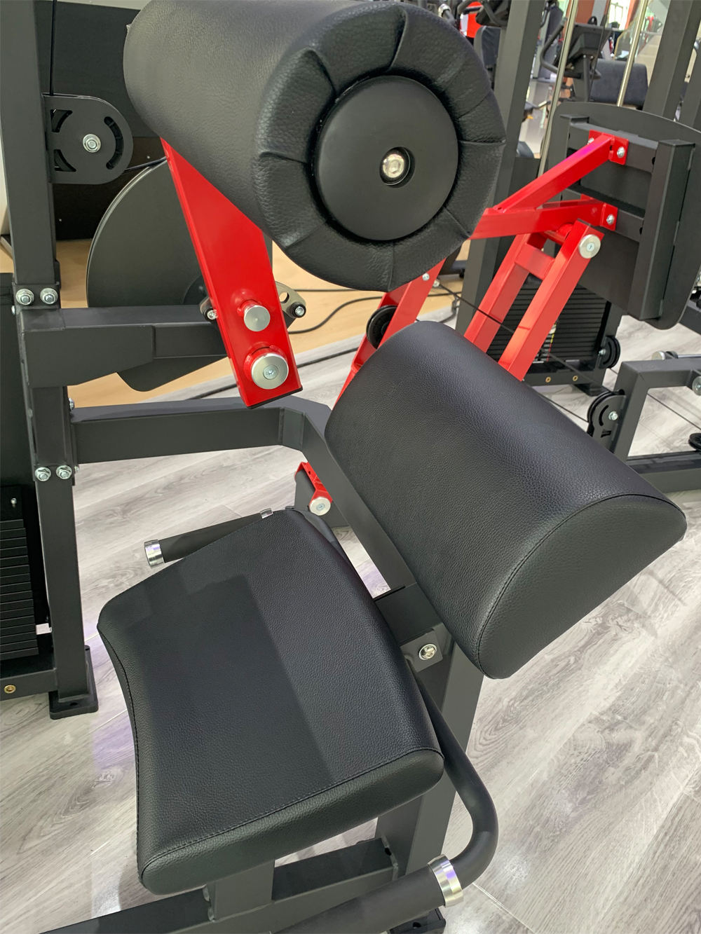 Тренажер для сгибания ног сидя: изолированная тренировка бицепсов бедра