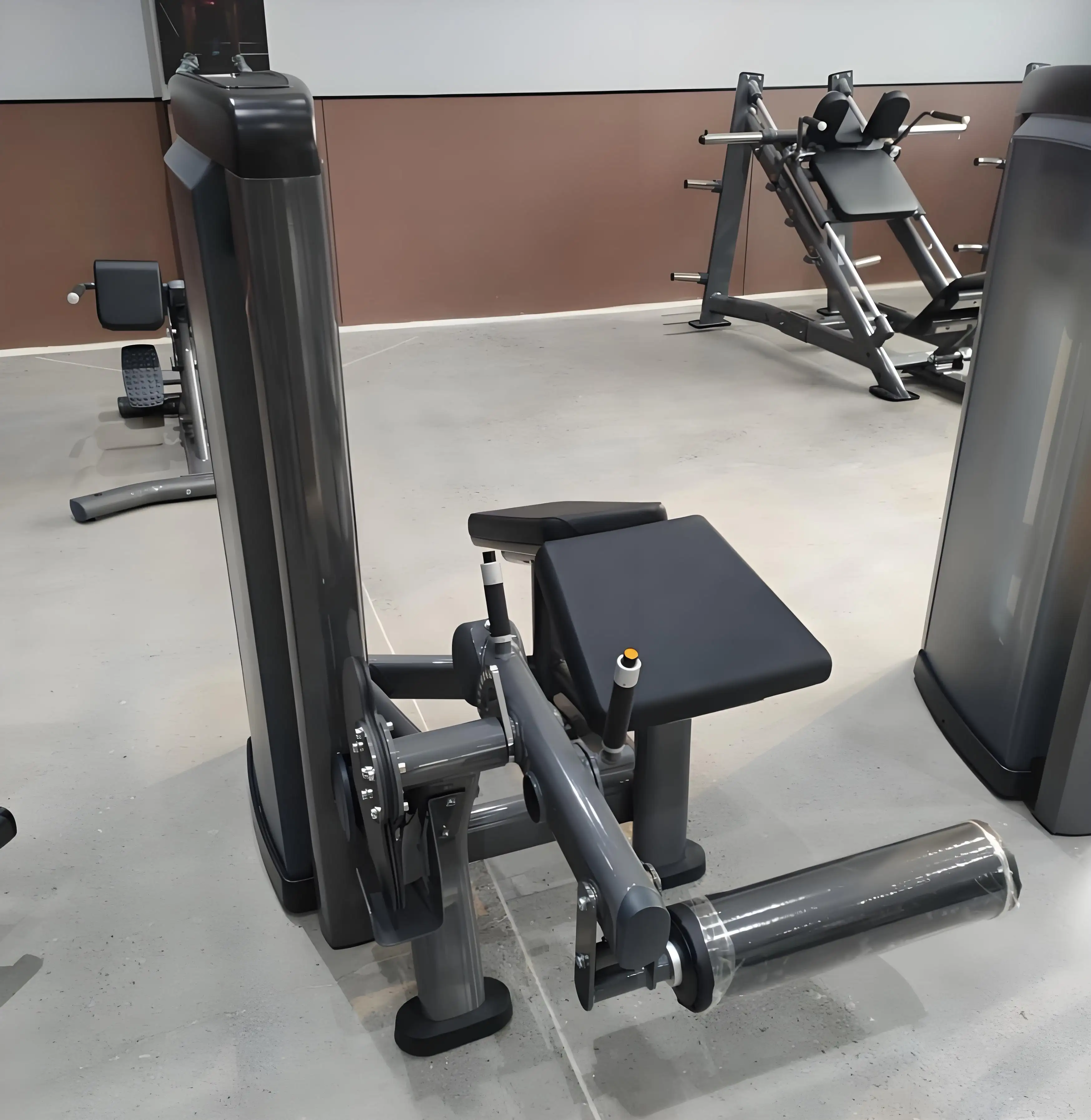 Горизонтальный тренажер для сгибания ног: быстрое формирование контуров задней части бедра