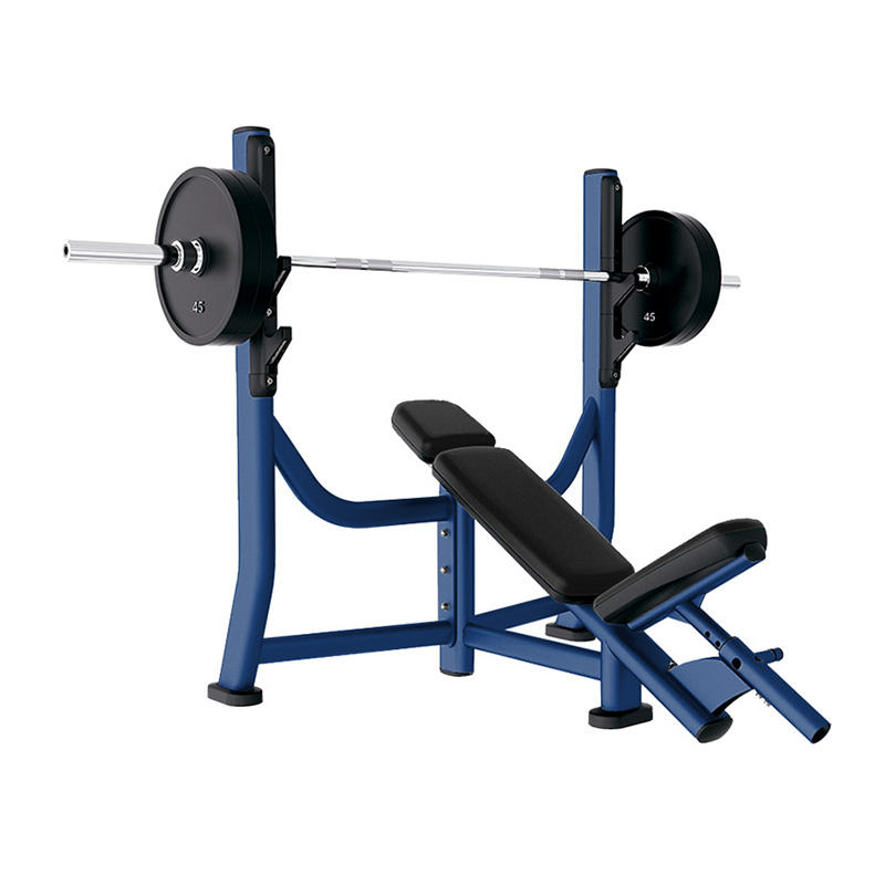 Тренажер для наклонного жимания грудных мышц: Точная проработка контуров верхней части груди