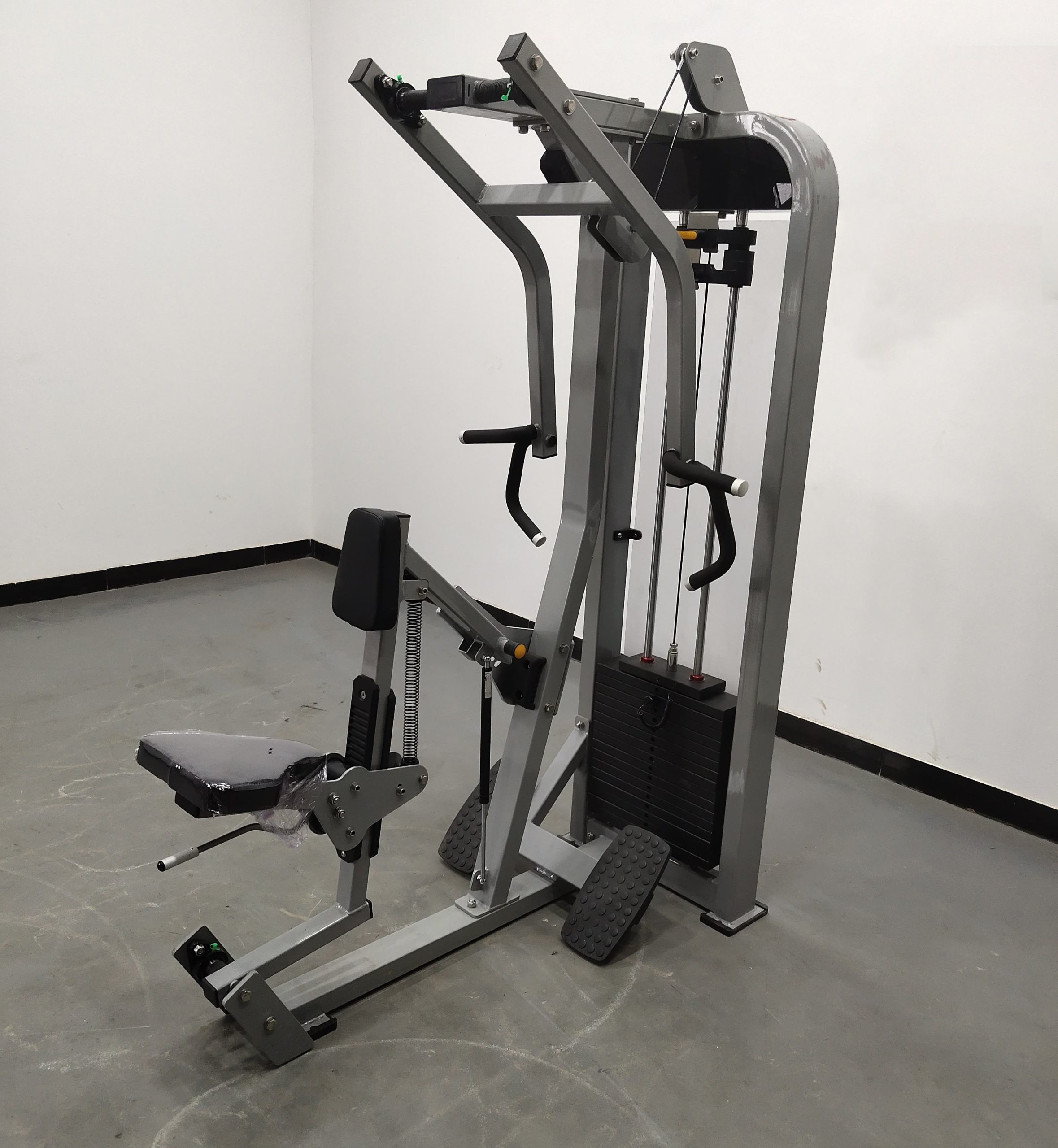 Многофункциональный тренажёр для вертикального и горизонтального тяги: комплексная тренировка мышц спины