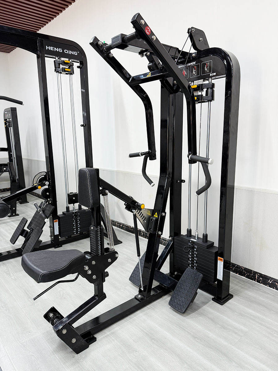 Многофункциональный тренажёр для вертикального и горизонтального тяги: комплексная тренировка мышц спины