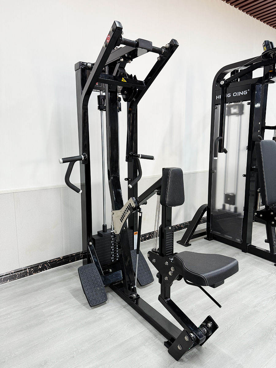 Многофункциональный тренажёр для вертикального и горизонтального тяги: комплексная тренировка мышц спины