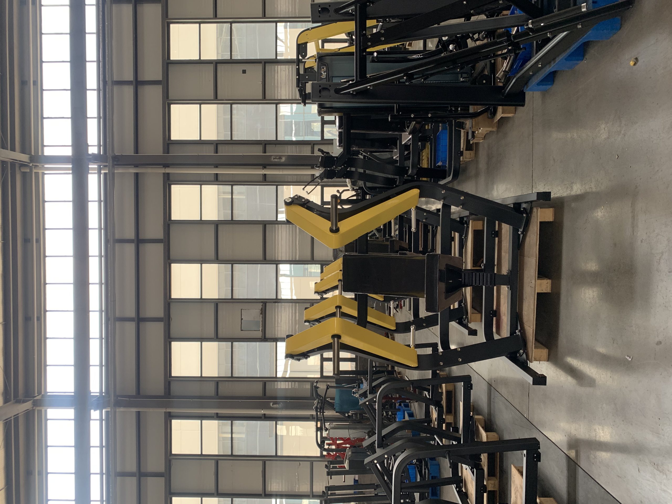 Тренажер для жима груди сидя под углом: точное укрепление нижней линии грудных мышц