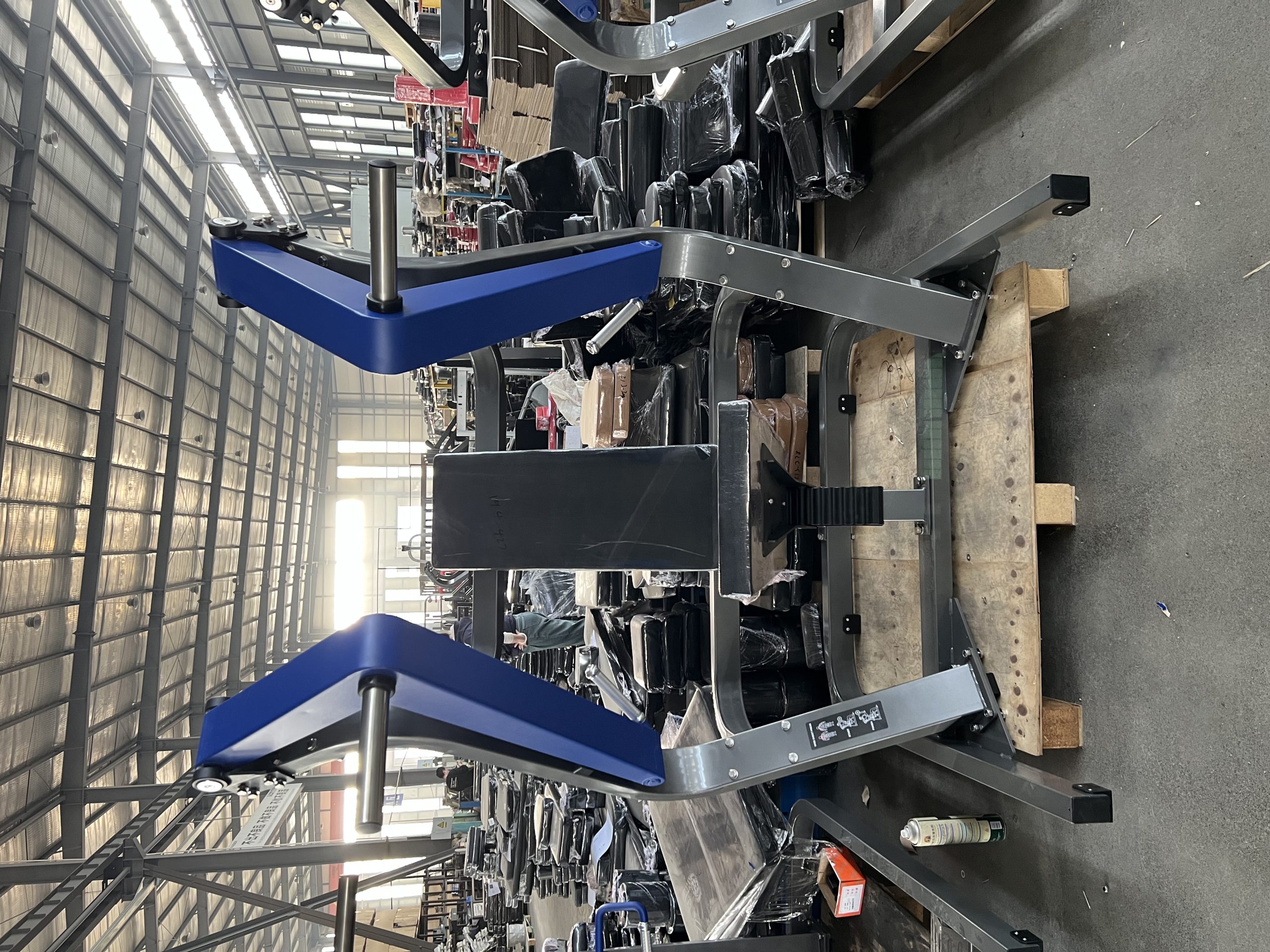 Тренажер для жима груди сидя под углом: точное укрепление нижней линии грудных мышц