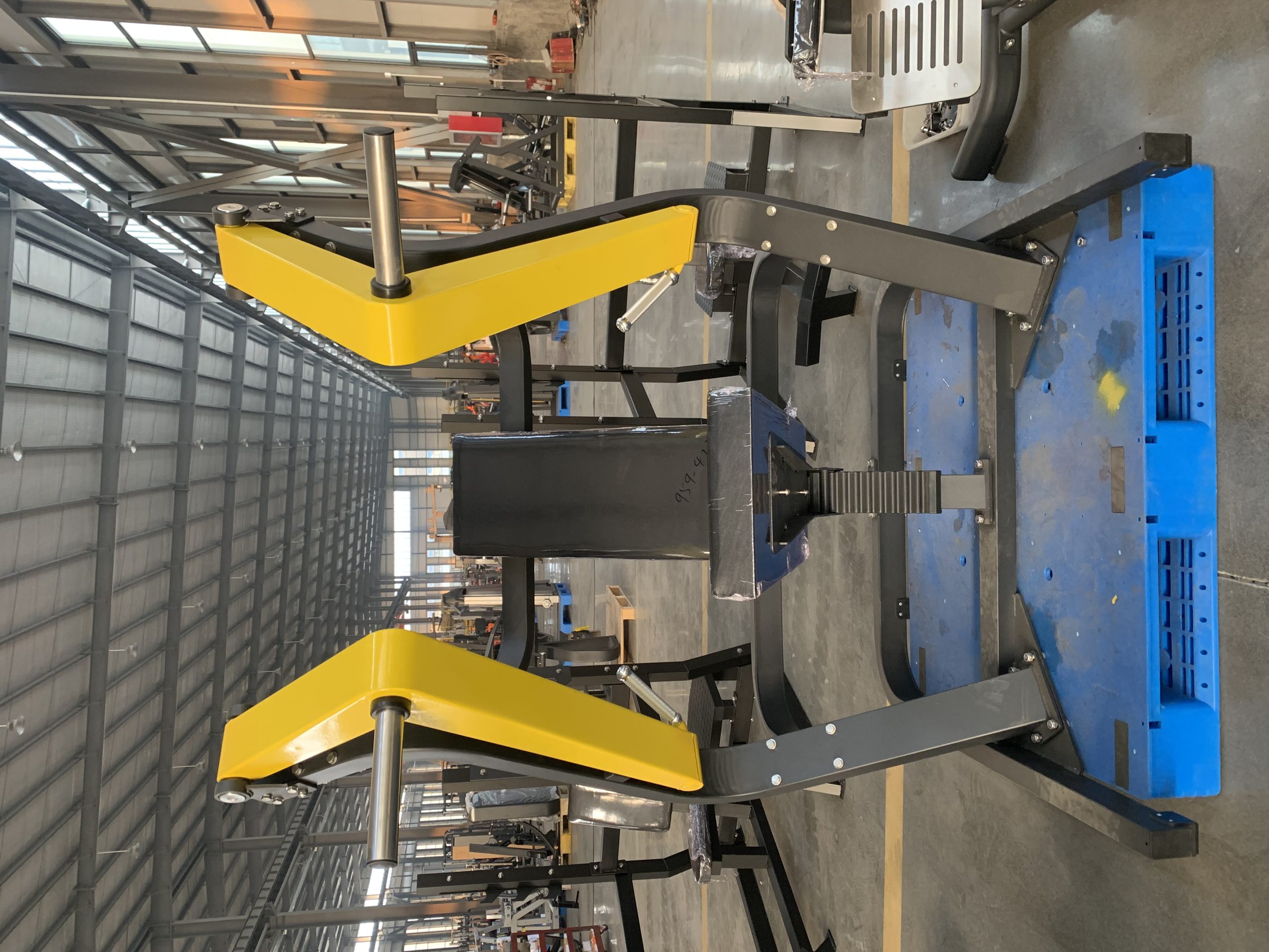 Тренажер для жима груди сидя под углом: точное укрепление нижней линии грудных мышц