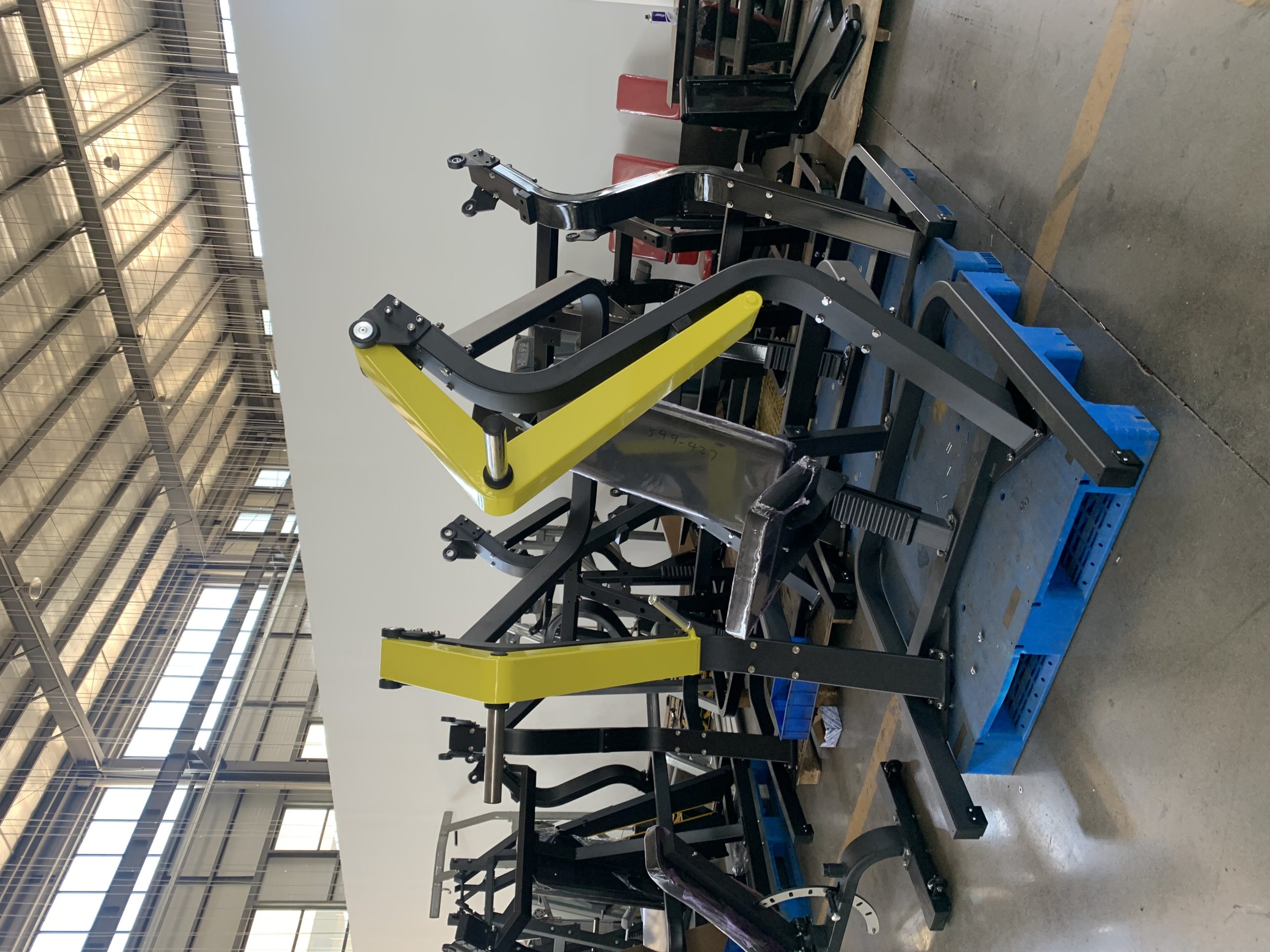 Тренажер для жима груди сидя под углом: точное укрепление нижней линии грудных мышц