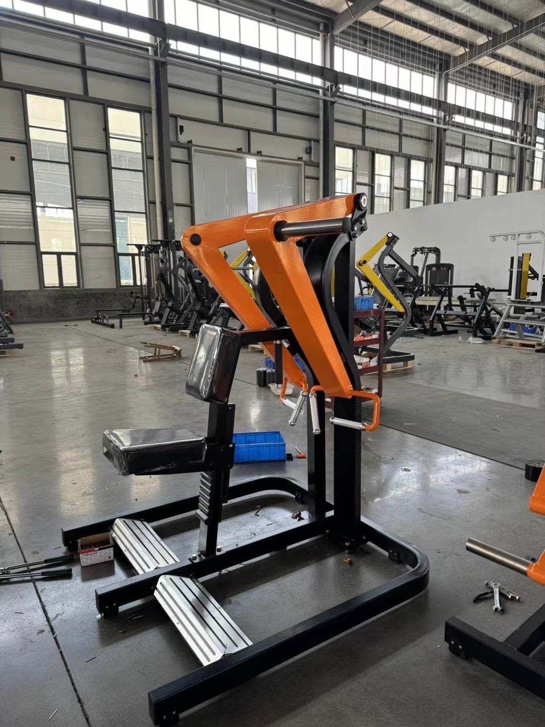 Стойковый тренажер для поднятия пяток: скульптура мышц икры