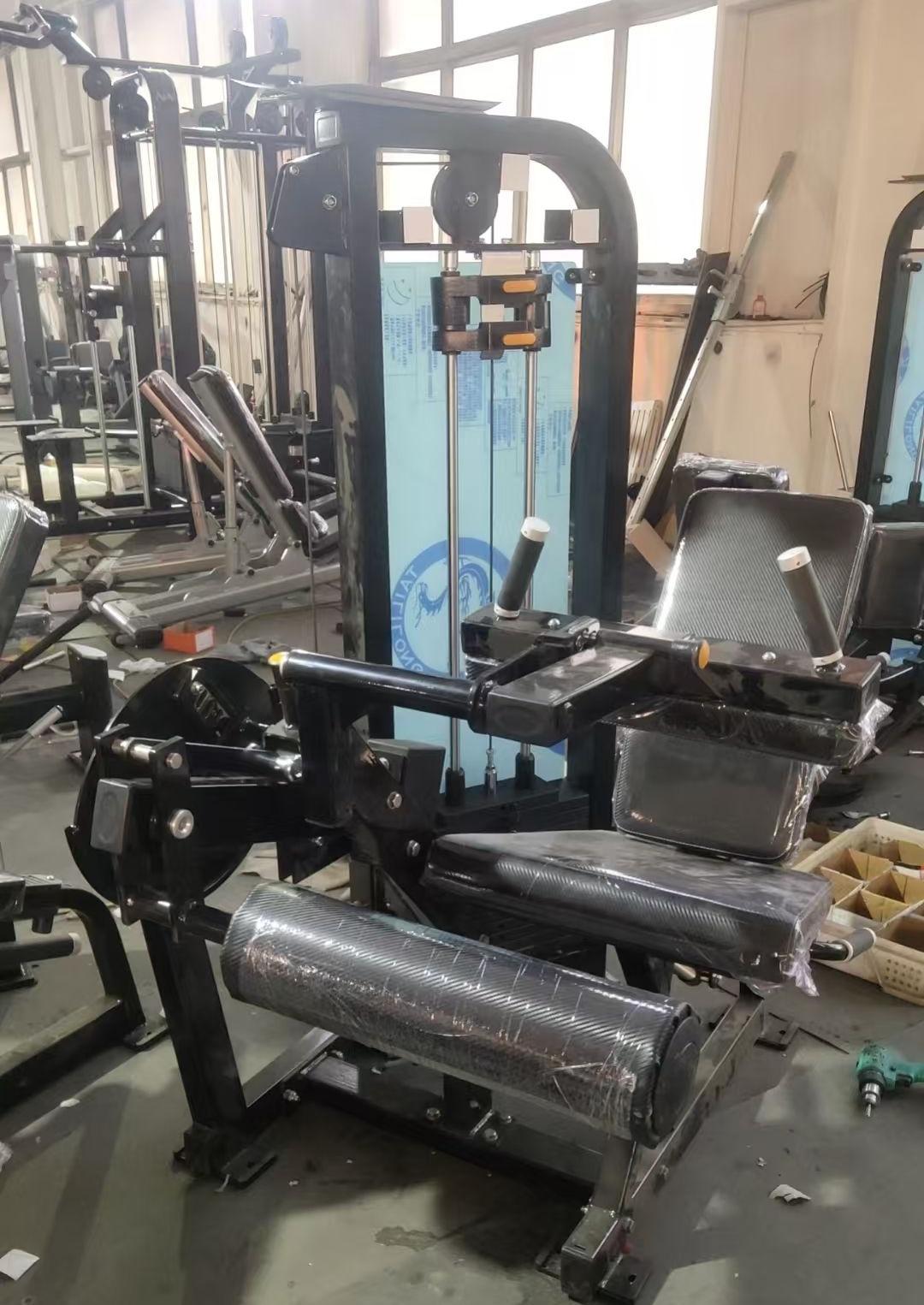 Сидячий тренажёр для сгибания ног: точная проработка бицепса бедра