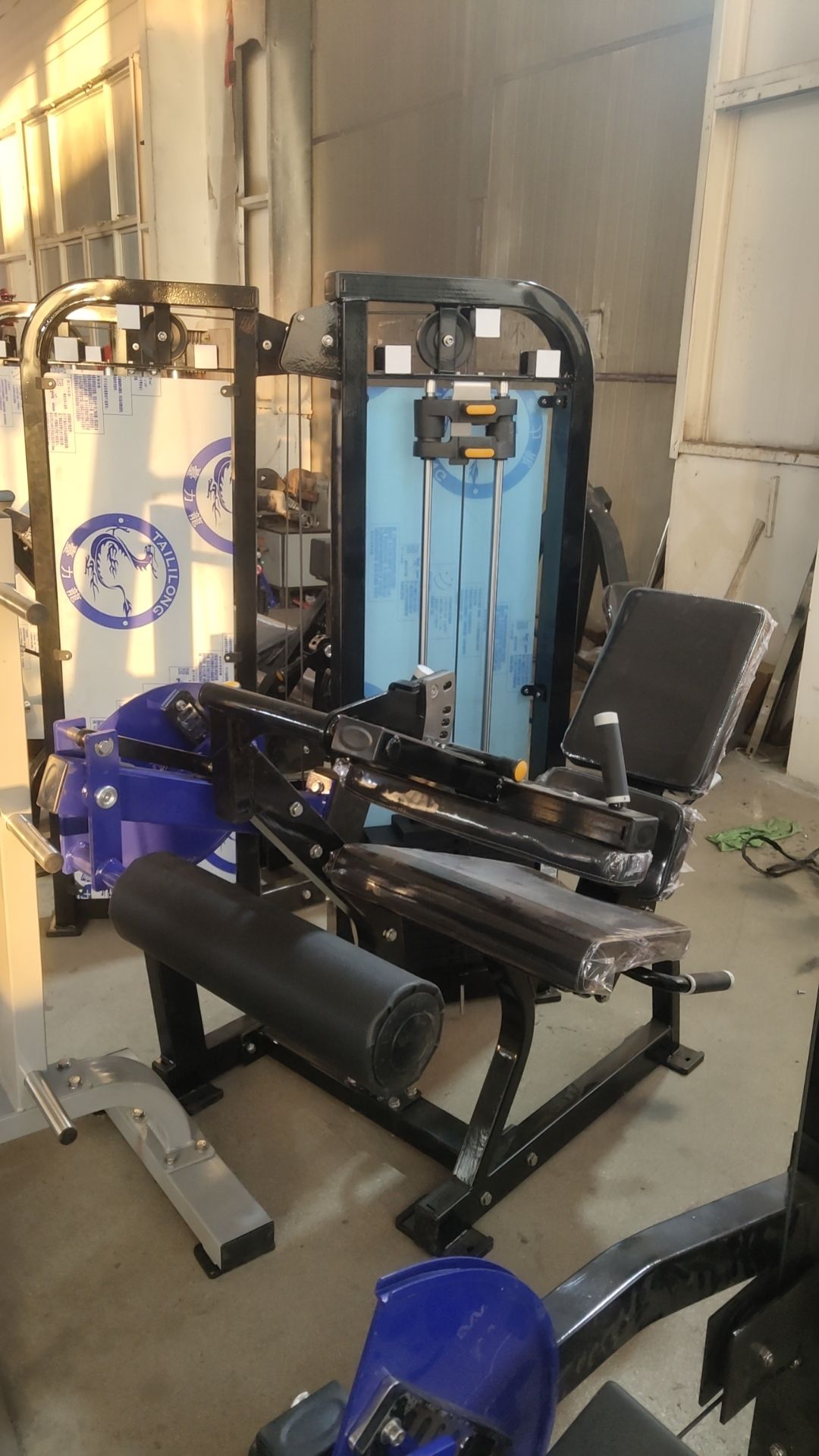 Сидячий тренажёр для сгибания ног: точная проработка бицепса бедра