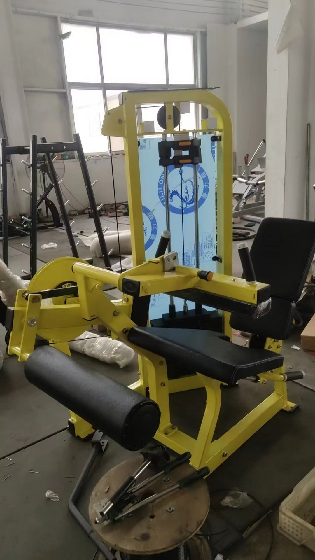 Сидячий тренажёр для сгибания ног: точная проработка бицепса бедра