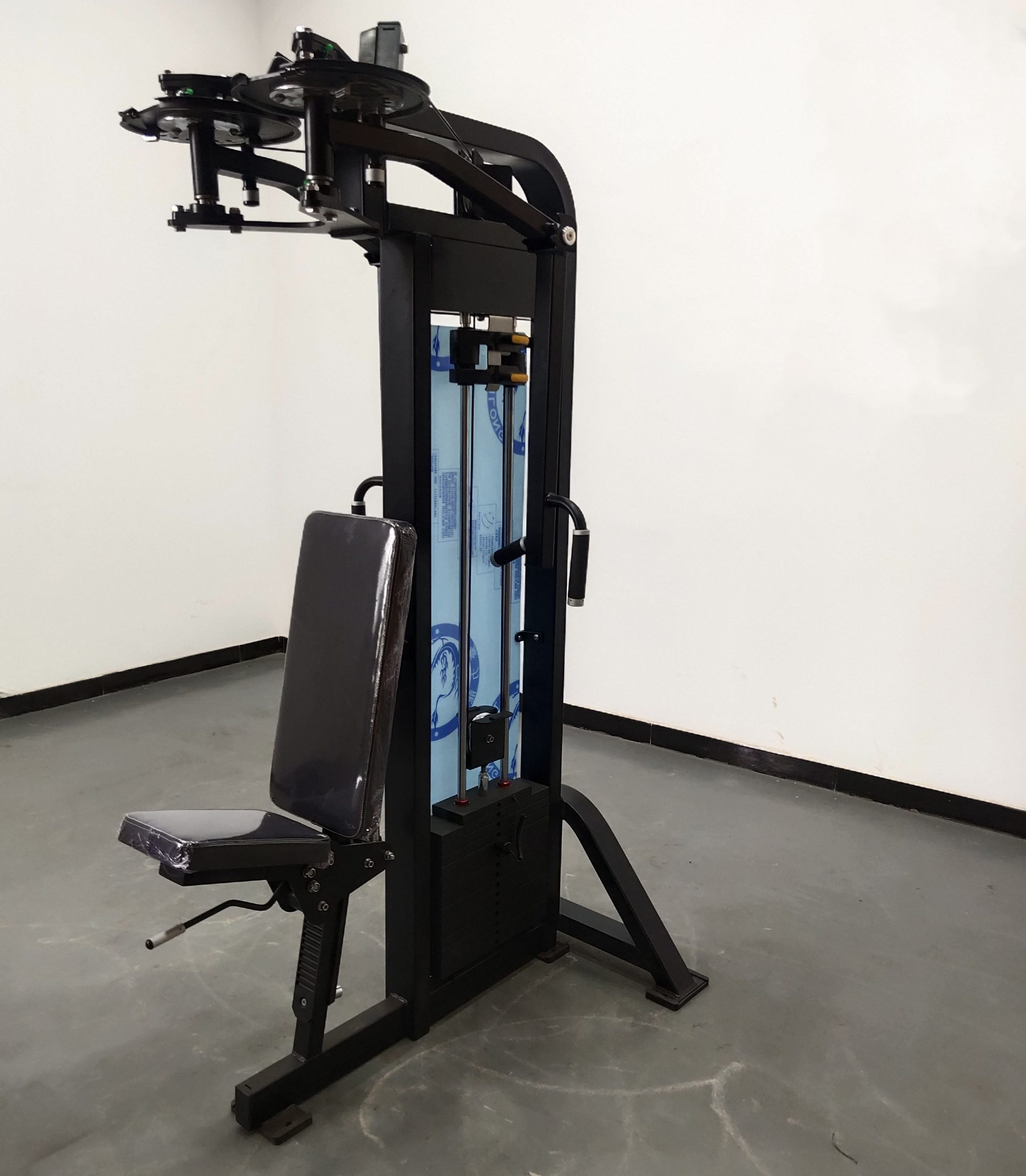 Тренажер для сведения рук и обратного флай