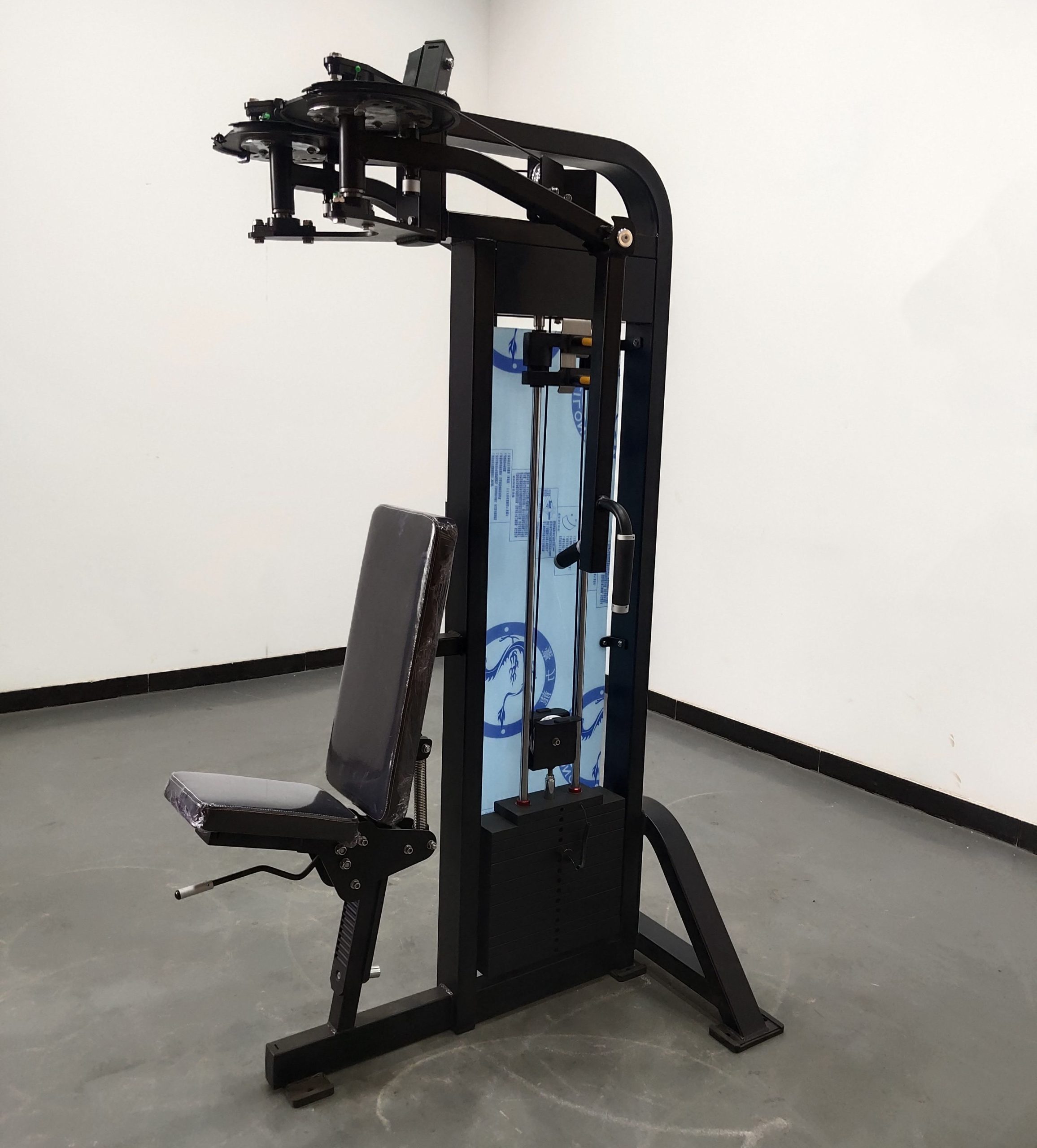 Тренажер для сведения рук и обратного флай