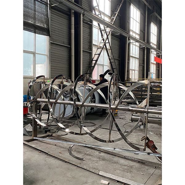 Комплексное решение из нержавеющей стали, включающее смеситель и подающий элеватор, повышает эффективность фармацевтического производства.