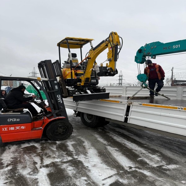 Российский клиент получил экскаватор, произведённый на заводе Пайния.2