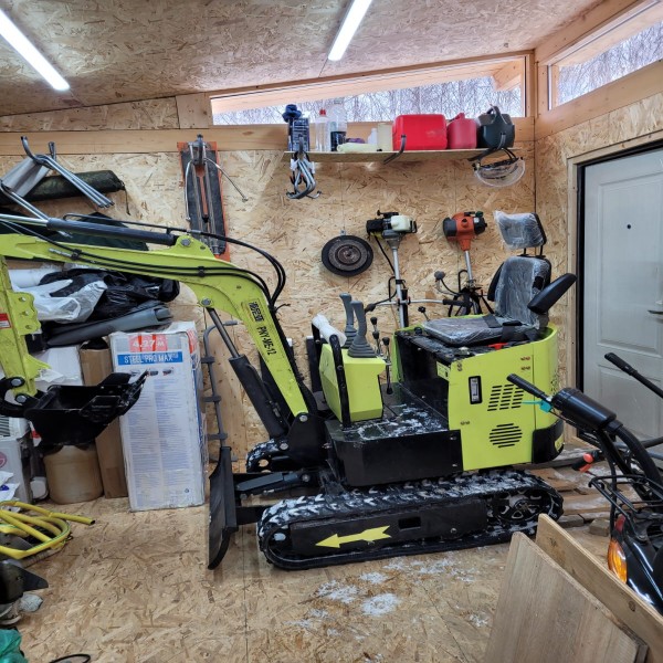 Российский клиент получил экскаватор, произведённый на заводе Пайния.4