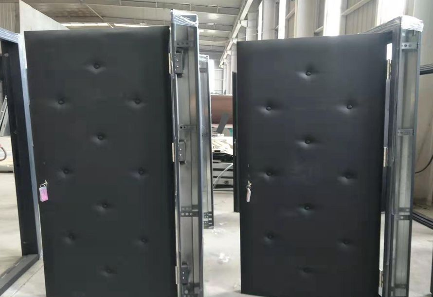 Наши звукоизолированные двери KTV, изготовленные с использованием передовых технологий, позволяют вам петь от души.