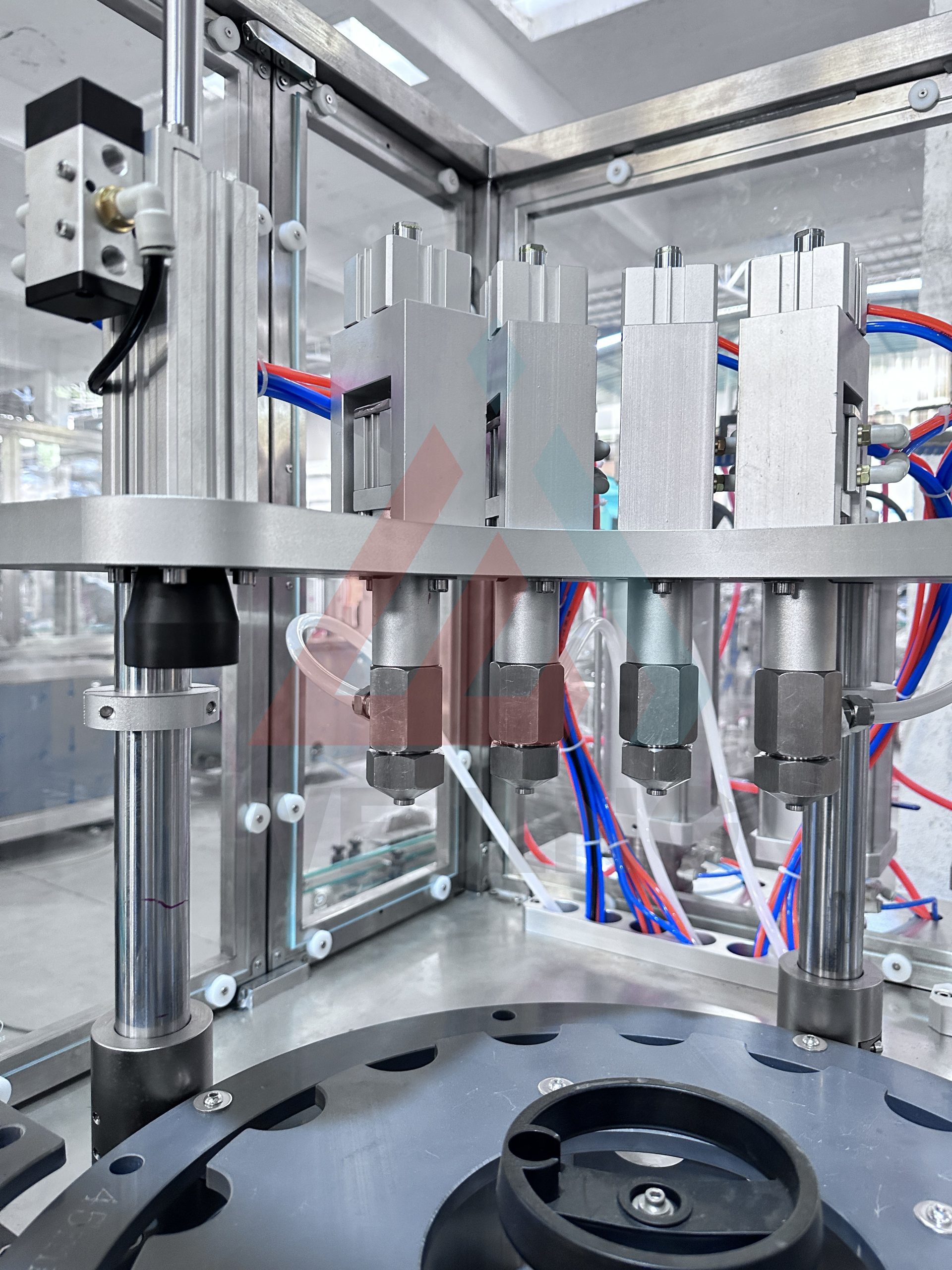 Высокоавтоматизированная пневматическая линия по розливу газа для производства освежителей воздуха.