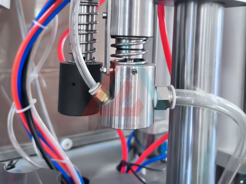 Машина для наполнения аэрозольных баллонов BOV с функцией очистки и проверки давления.