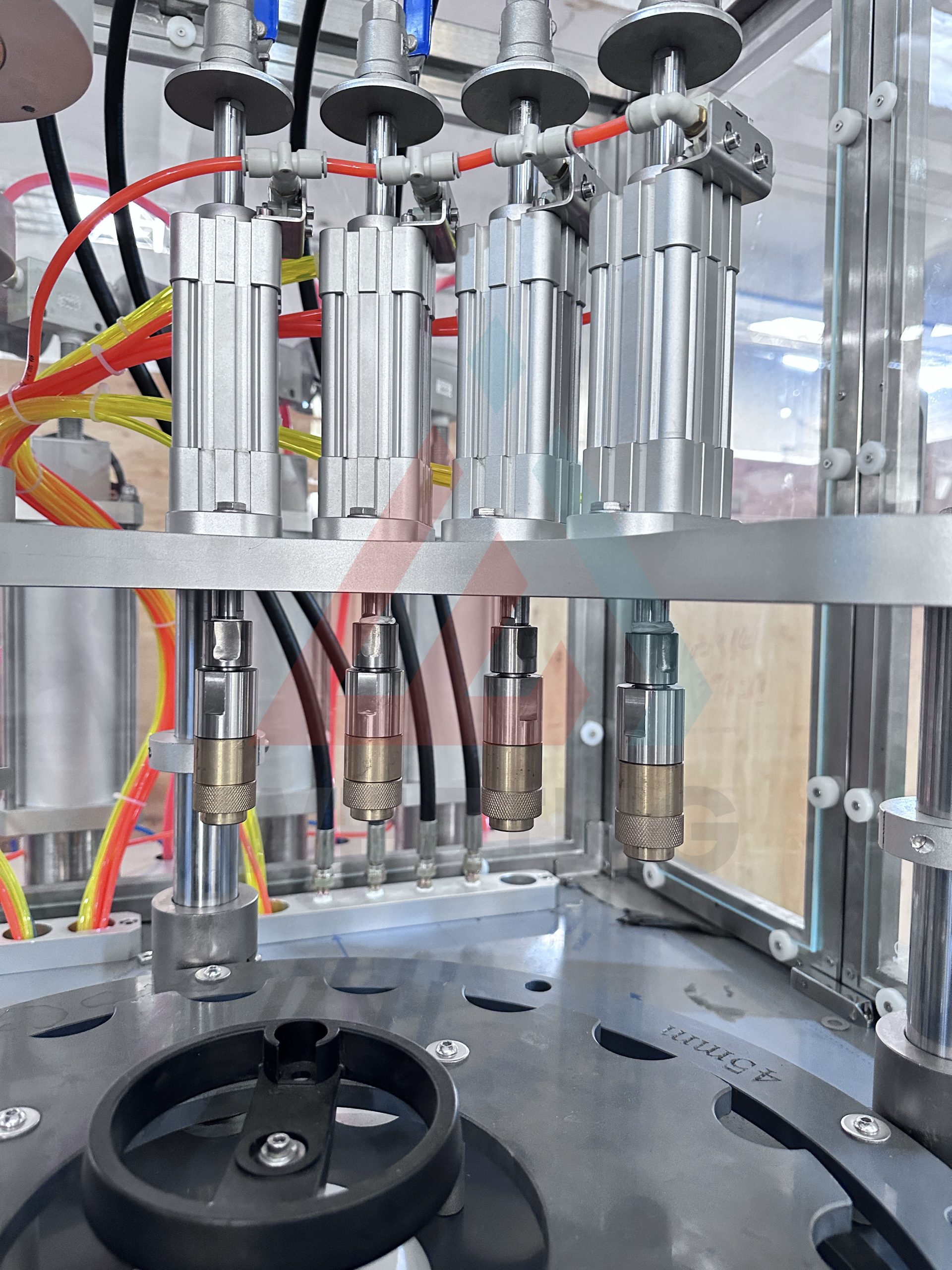 Высокоавтоматизированная пневматическая линия по розливу газа для производства освежителей воздуха.