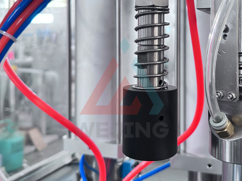 Машина для наполнения аэрозольных баллонов BOV с функцией очистки и проверки давления.