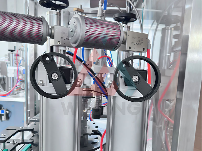 Машина для наполнения аэрозольных баллонов BOV с функцией очистки и проверки давления.