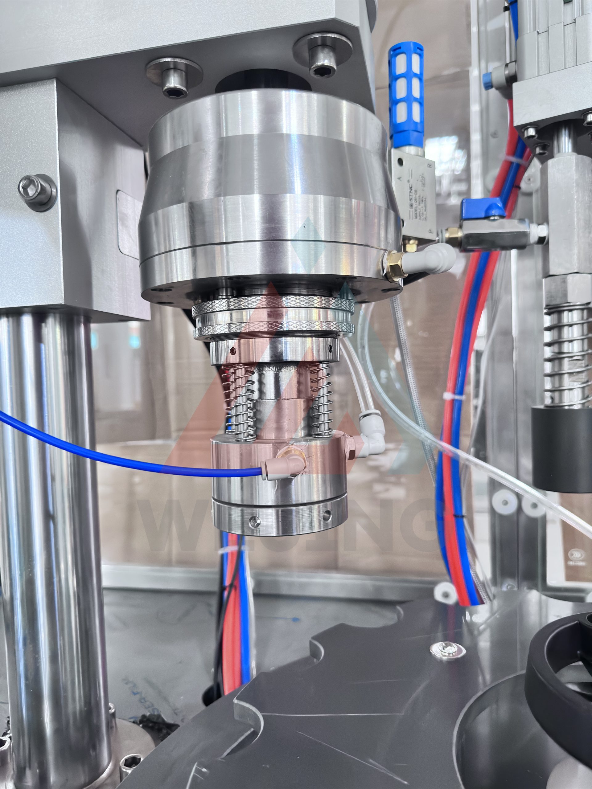 Машина для розлива аэрозолей BOV для небольших объемов.