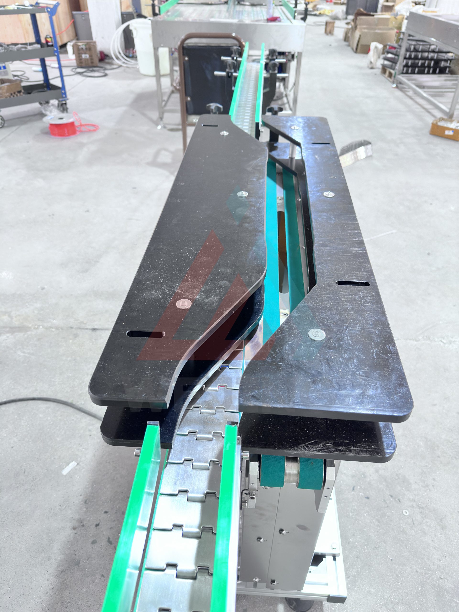 Конвейерная лента для нанесения маркировки является важнейшим компонентом машин для розлива аэрозолей.