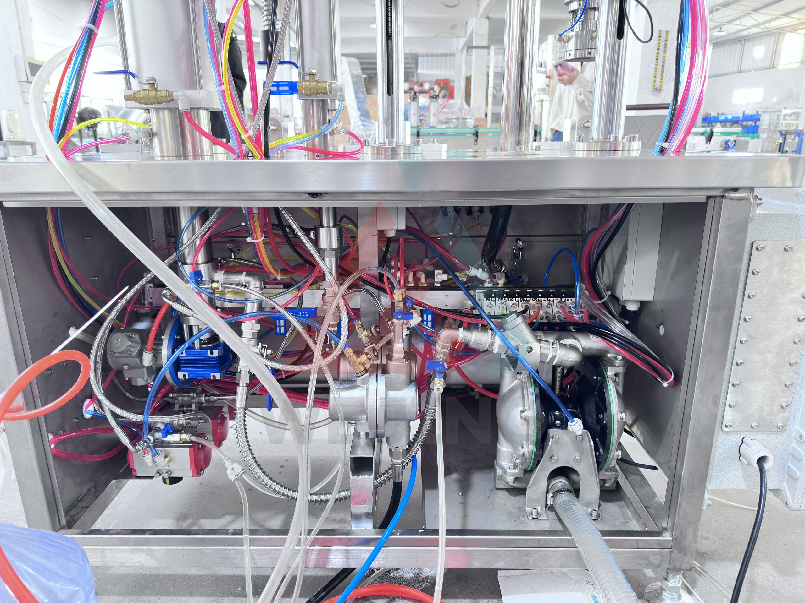 WJHZ-350 — это полуавтоматическая машина для наполнения аэрозольных баллончиков с использованием технологии BOV