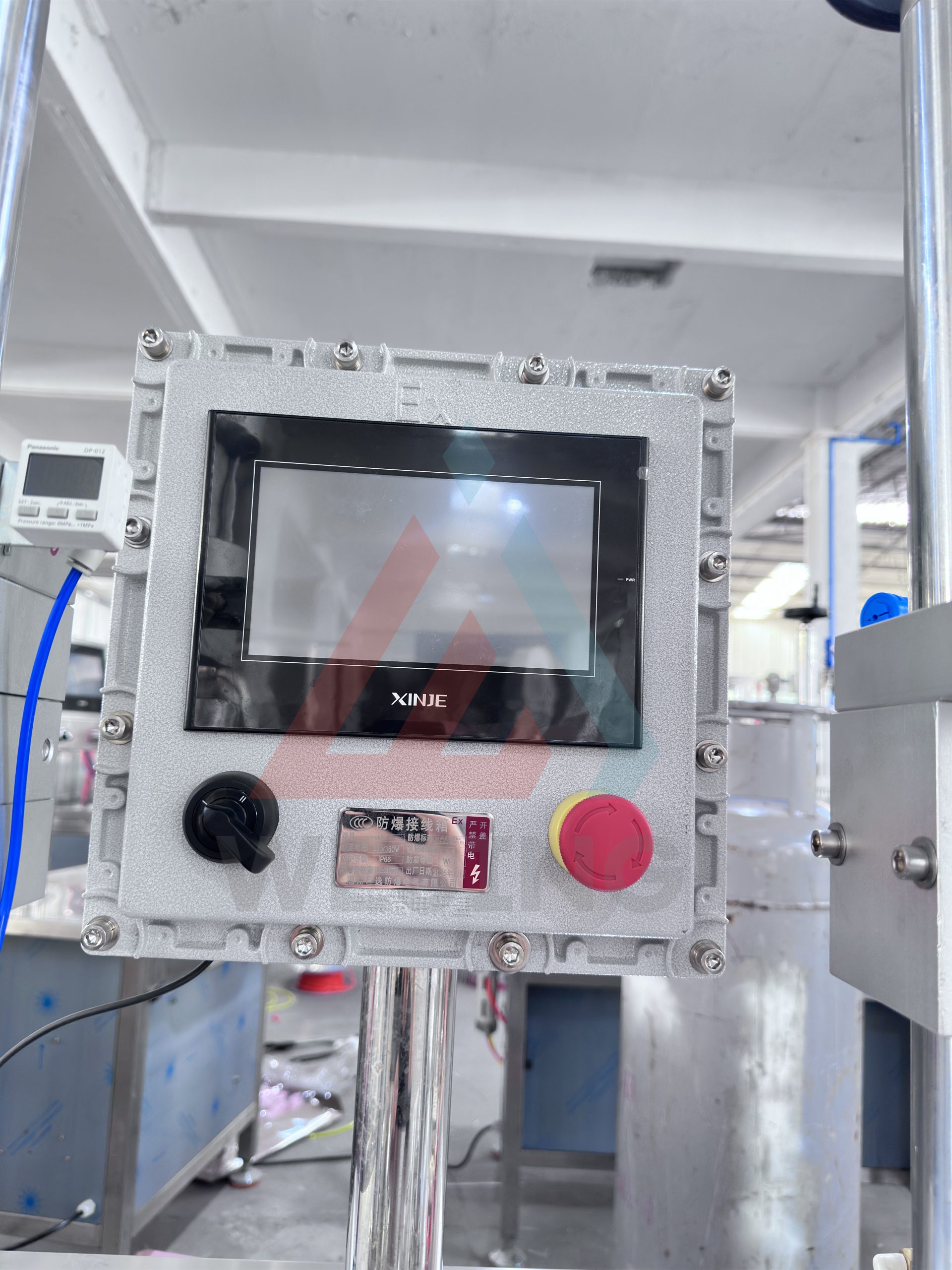 WJHZ-350 — это полуавтоматическая машина для наполнения аэрозольных баллончиков с использованием технологии BOV