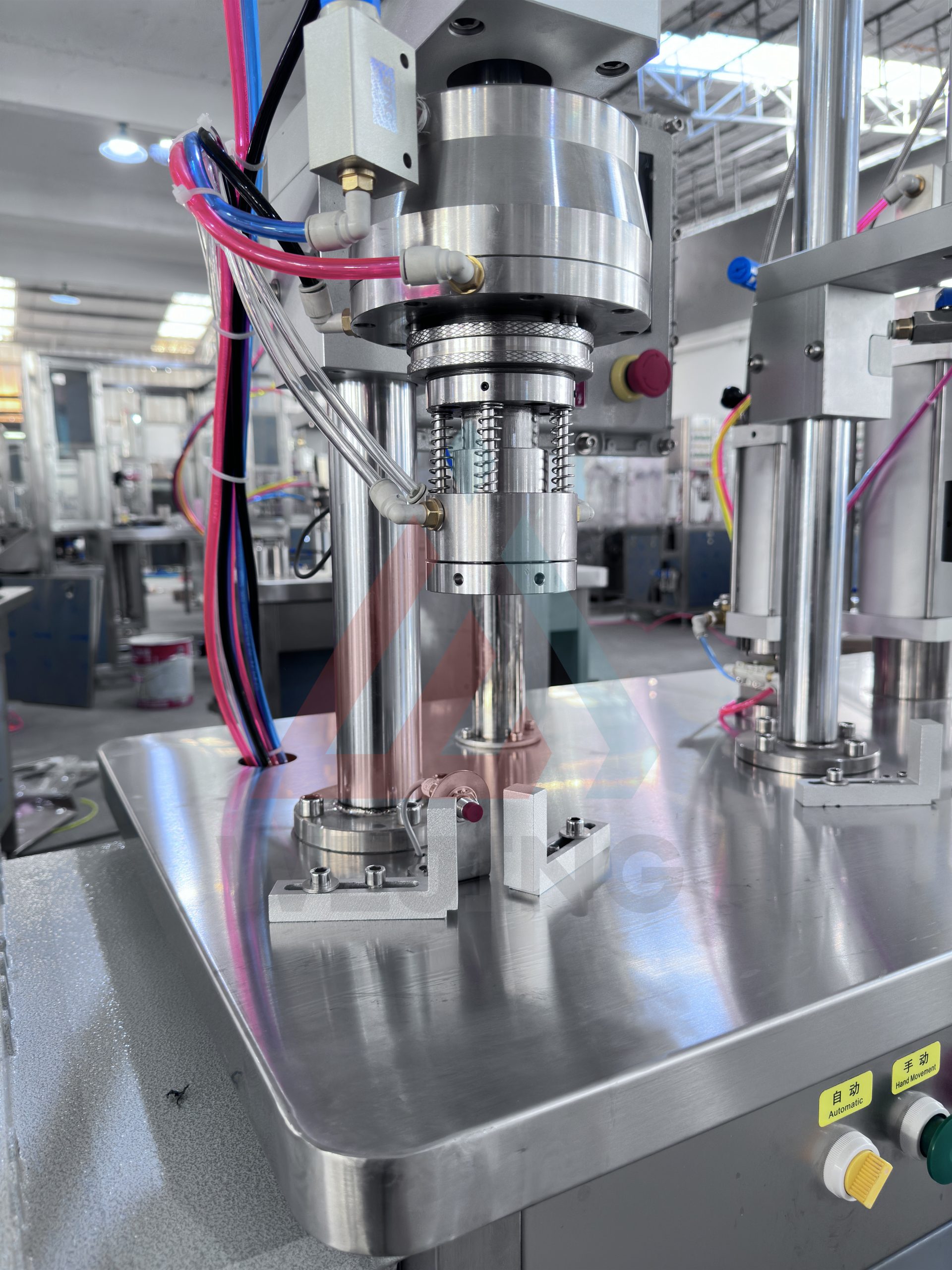 WJHZ-350 — это полуавтоматическая машина для наполнения аэрозольных баллончиков с использованием технологии BOV