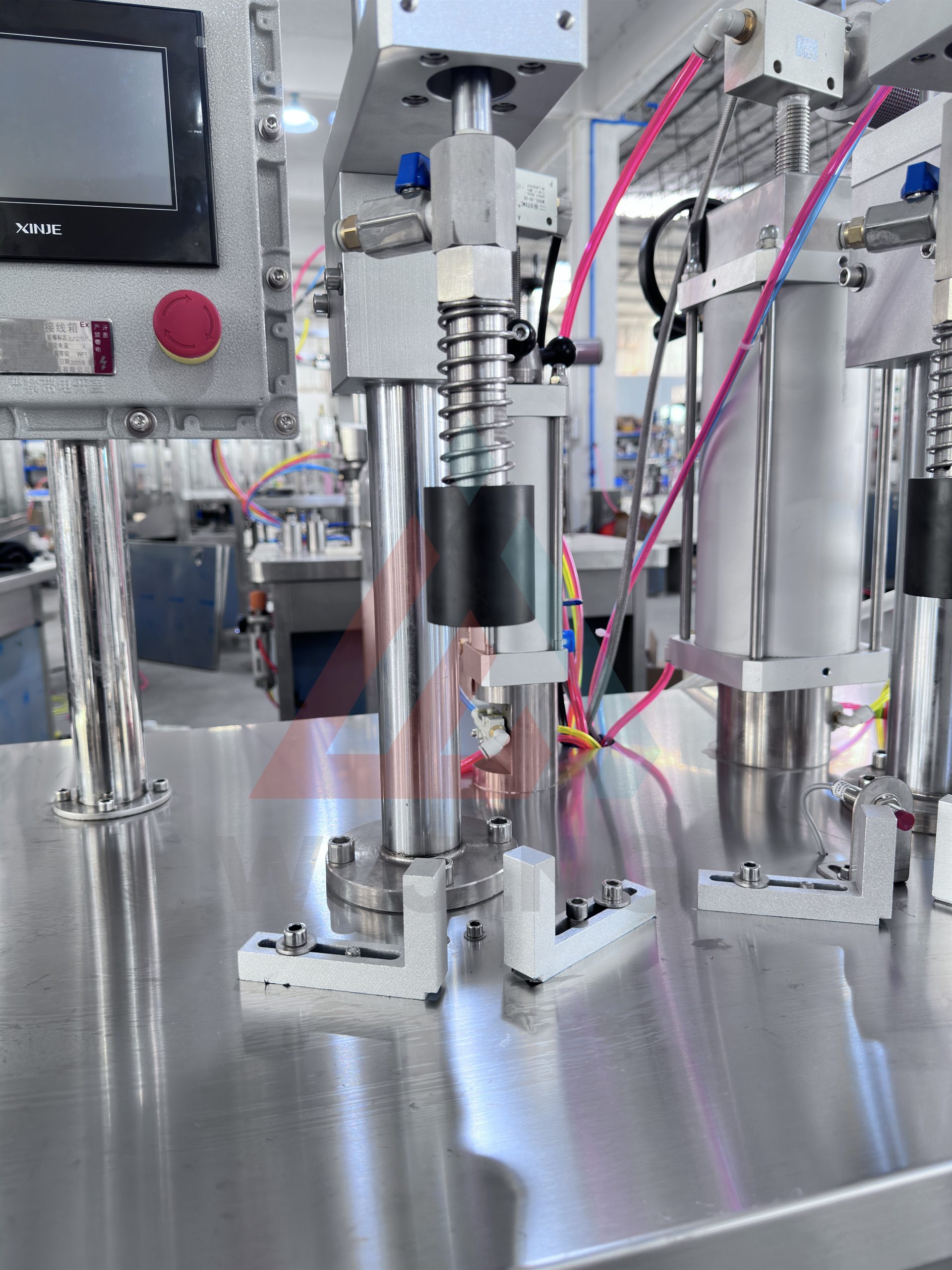 WJHZ-350 — это полуавтоматическая машина для наполнения аэрозольных баллончиков с использованием технологии BOV