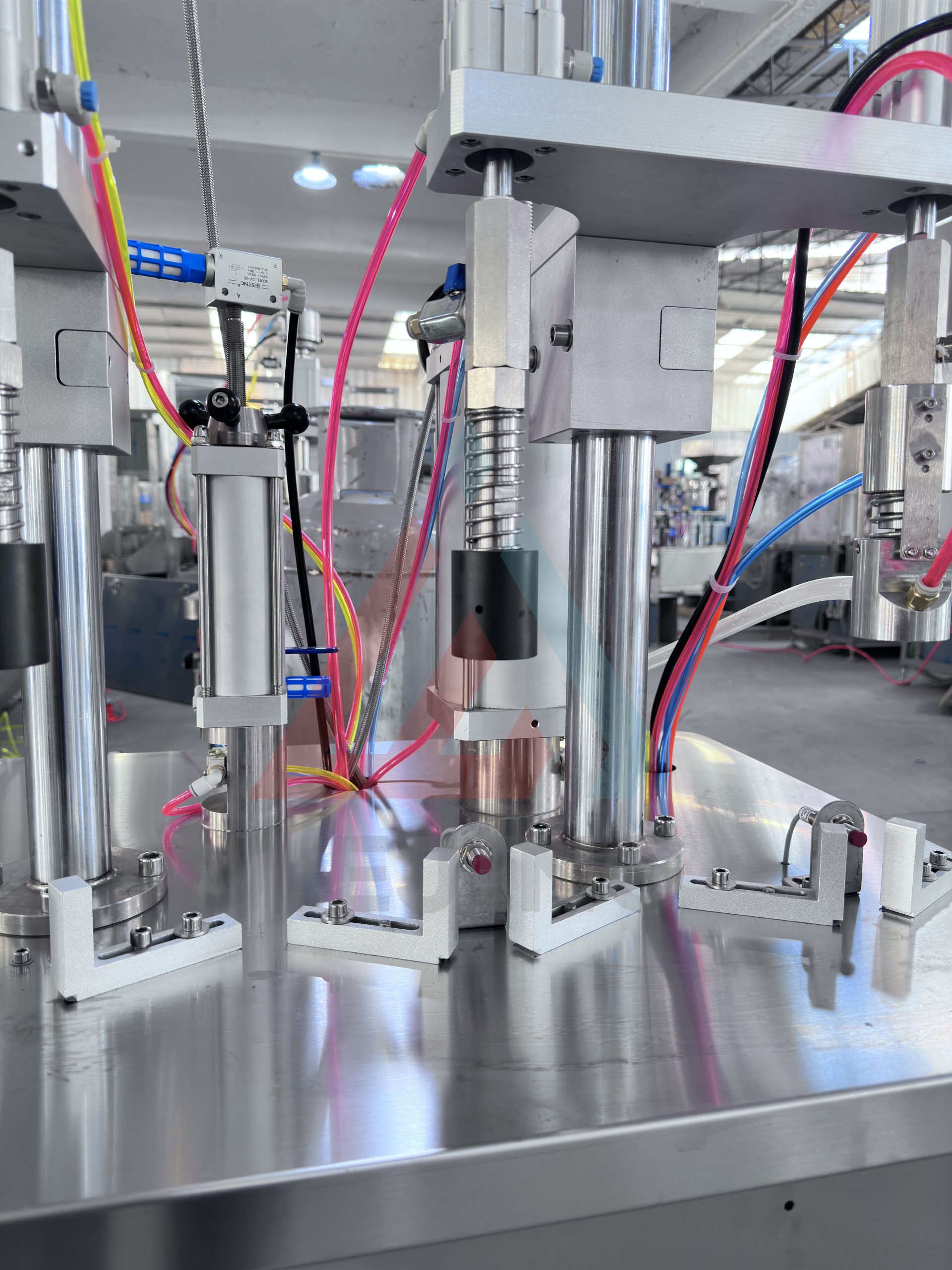 WJHZ-350 — это полуавтоматическая машина для наполнения аэрозольных баллончиков с использованием технологии BOV