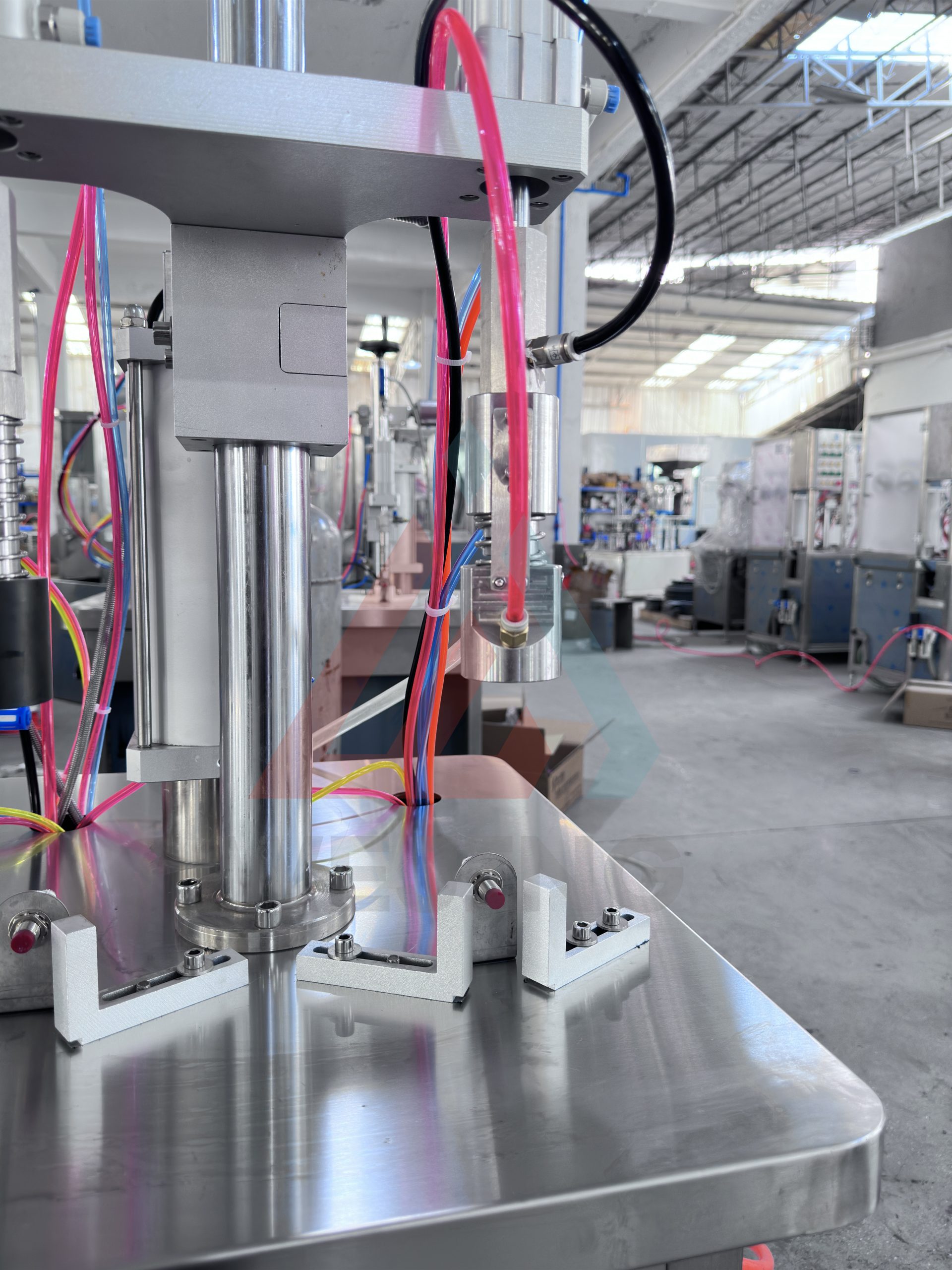 WJHZ-350 — это полуавтоматическая машина для наполнения аэрозольных баллончиков с использованием технологии BOV