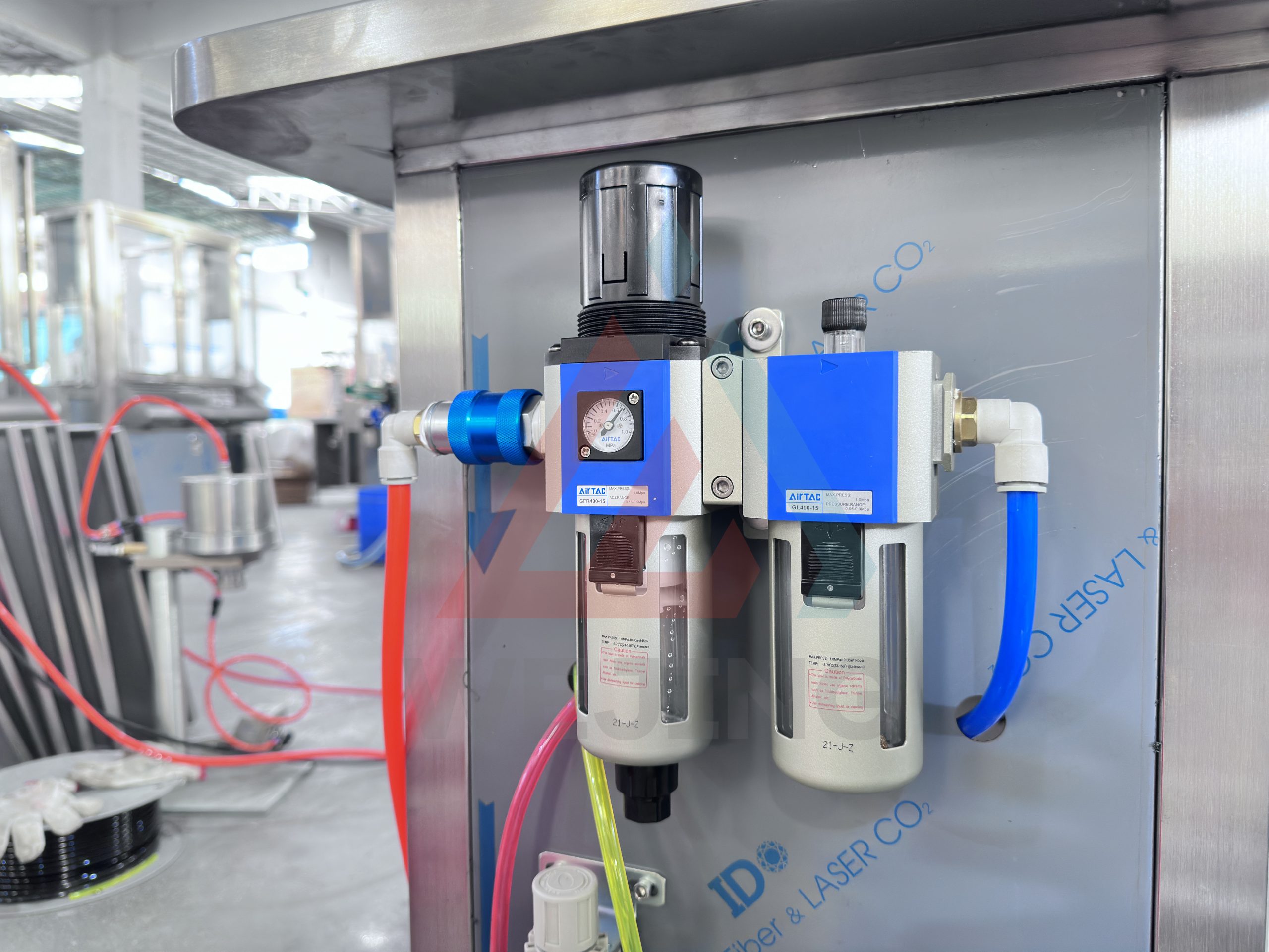 Полуавтоматические машины для наполнения аэрозольных баллонов, предназначенные для обжима и герметизации аэрозольных (BOV) баллонов.