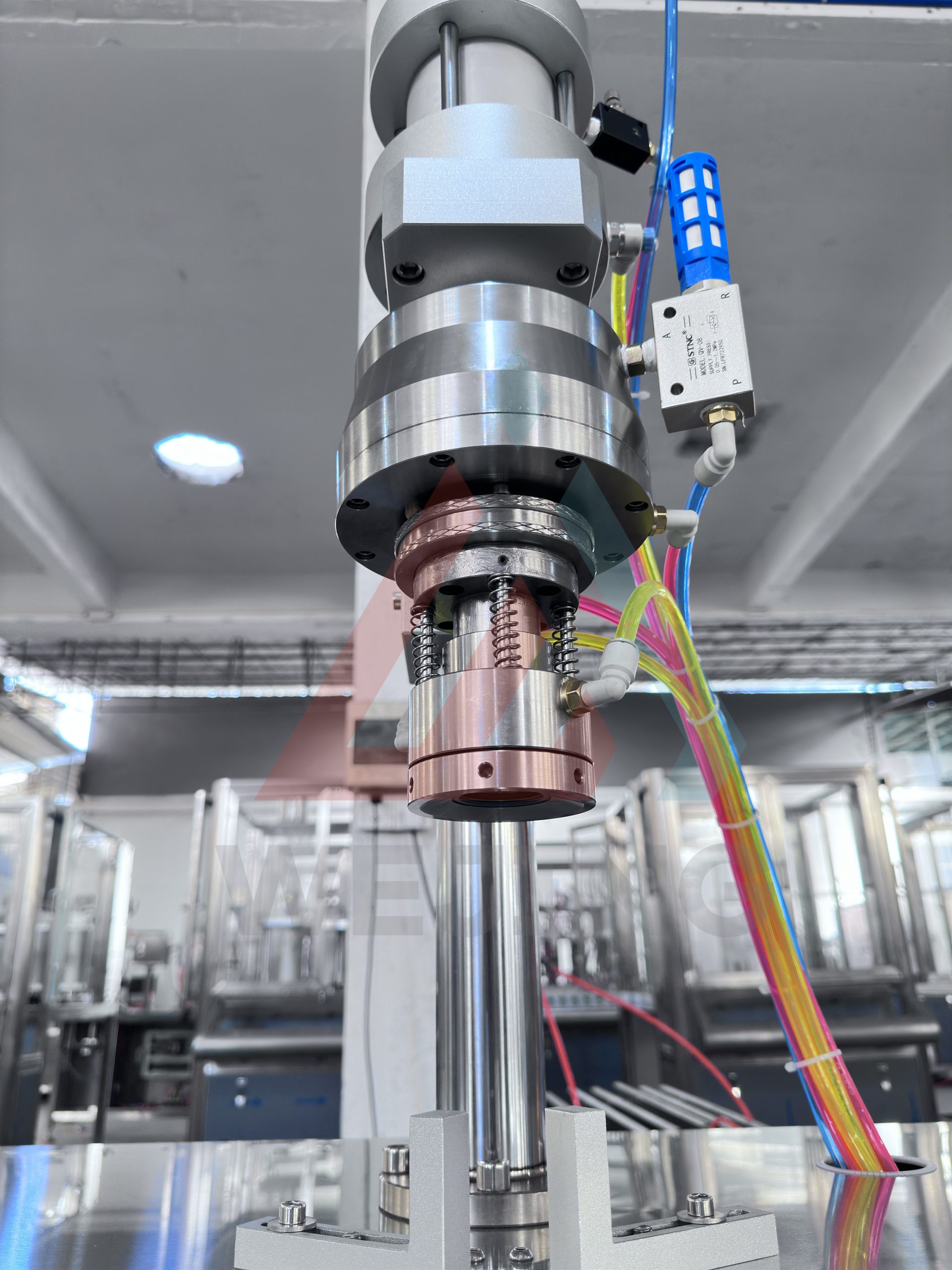 Полуавтоматические машины для наполнения аэрозольных баллонов, предназначенные для обжима и герметизации аэрозольных (BOV) баллонов.