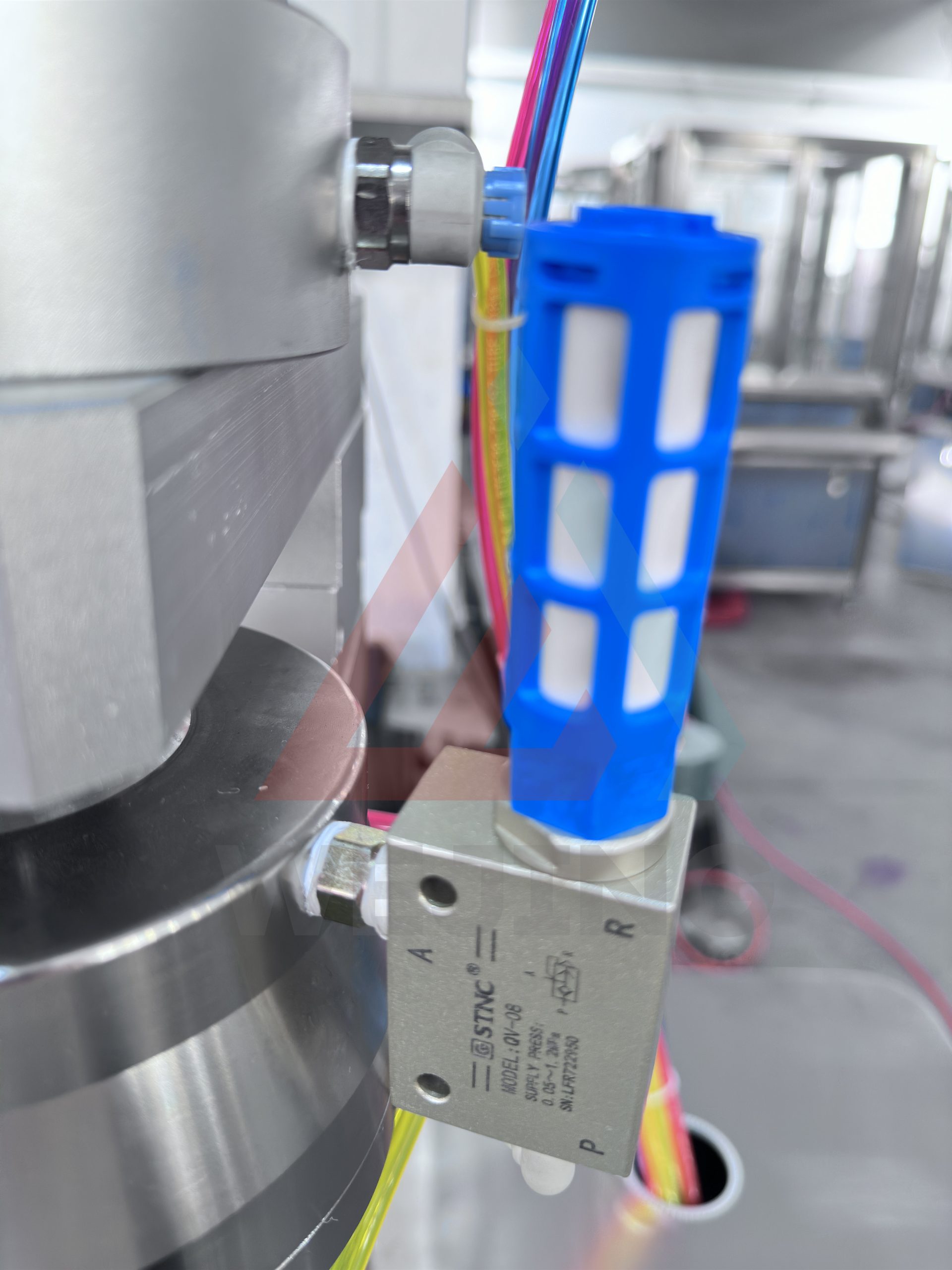 Полуавтоматические машины для наполнения аэрозольных баллонов, предназначенные для обжима и герметизации аэрозольных (BOV) баллонов.