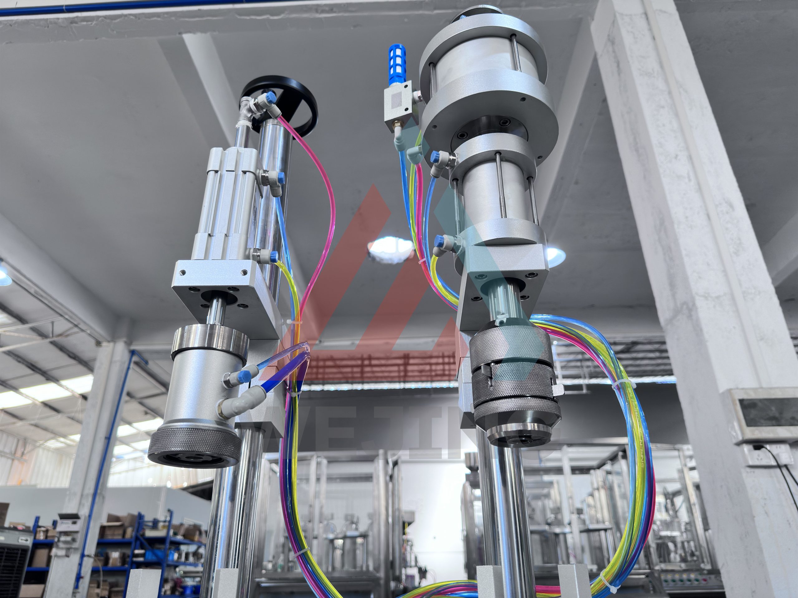 Полуавтоматическая высокоточная машина для розлива аэрозолей в металлические баллончики и флаконы