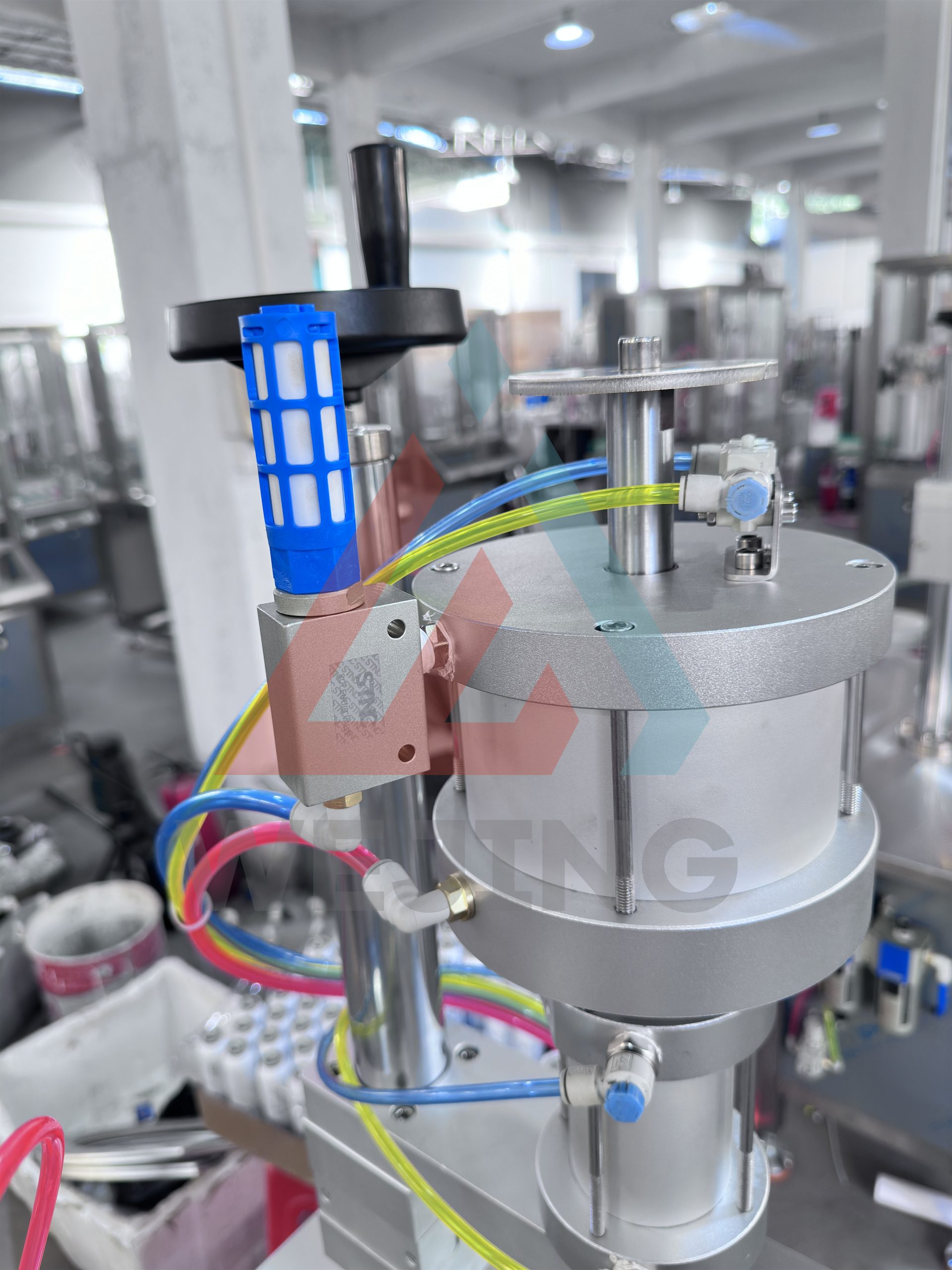 Полуавтоматическая высокоточная машина для розлива аэрозолей в металлические баллончики и флаконы