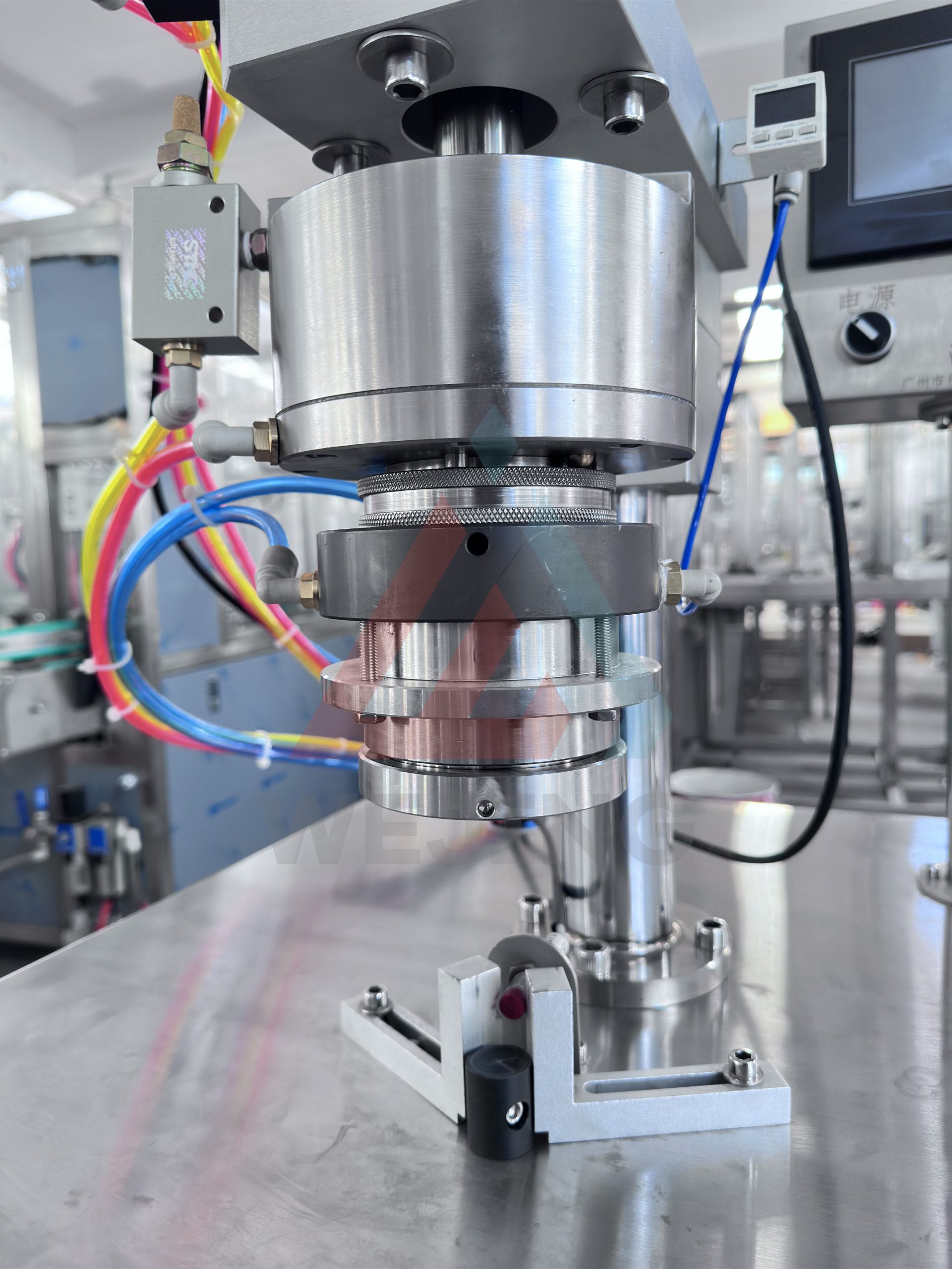 WJERZ-150 Полуавтоматическая машина для наполнения и герметизации аэрозольных баллончиков, предназначенная для производства перцовых аэрозольных баллончиков.