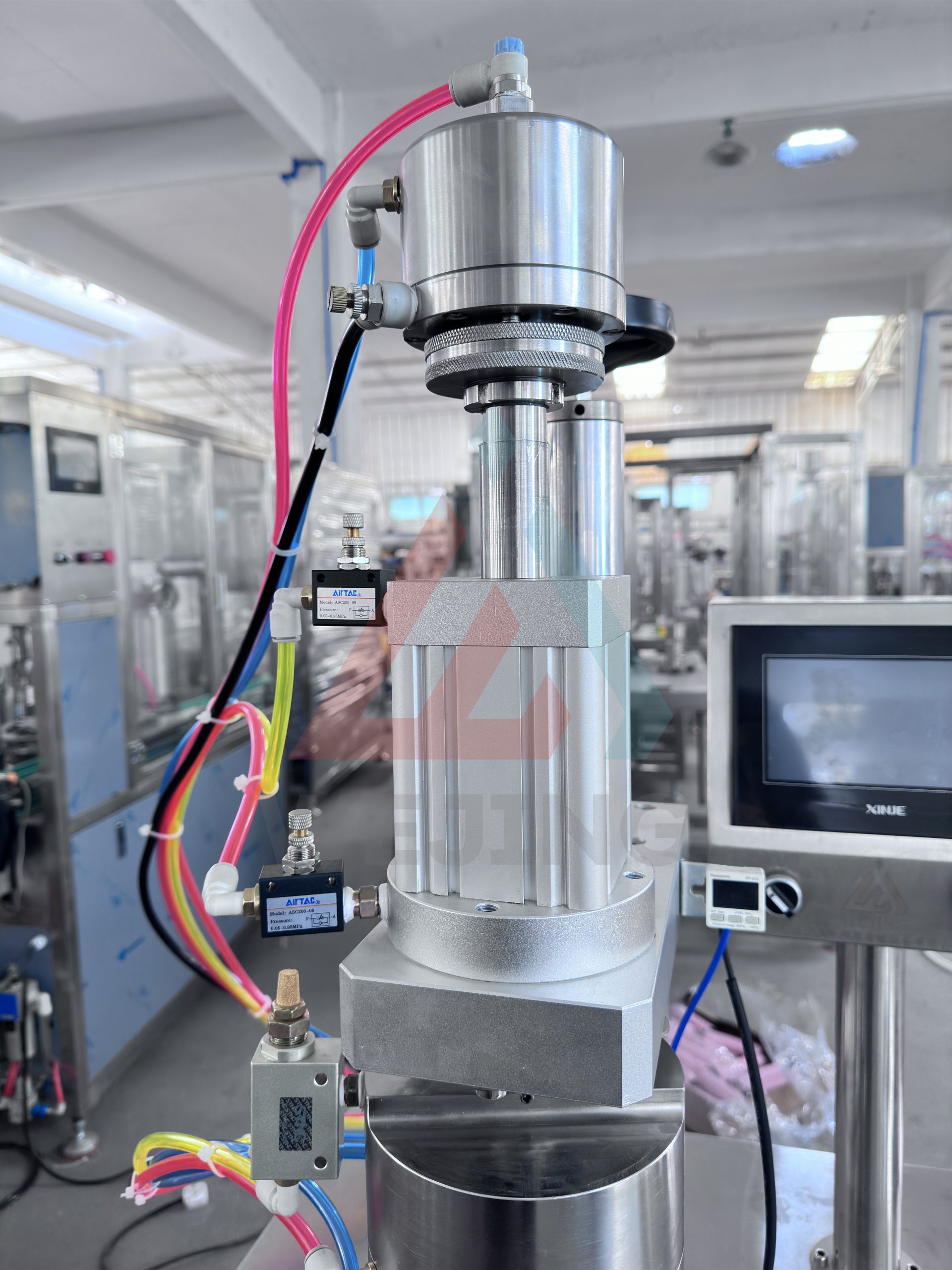 WJERZ-150 Полуавтоматическая машина для наполнения и герметизации аэрозольных баллончиков, предназначенная для производства перцовых аэрозольных баллончиков.