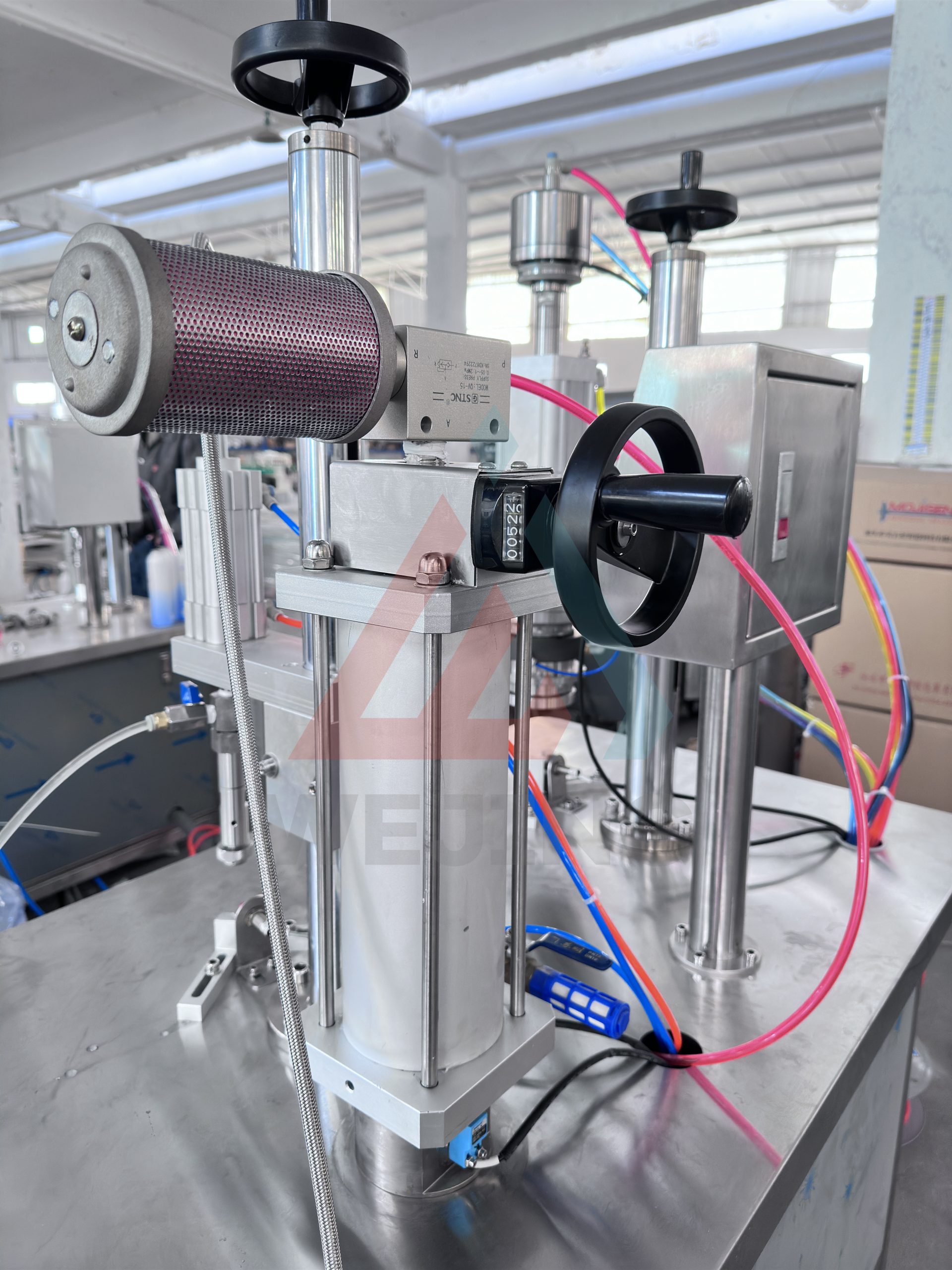 WJERZ-150 Полуавтоматическая машина для наполнения и герметизации аэрозольных баллончиков, предназначенная для производства перцовых аэрозольных баллончиков.